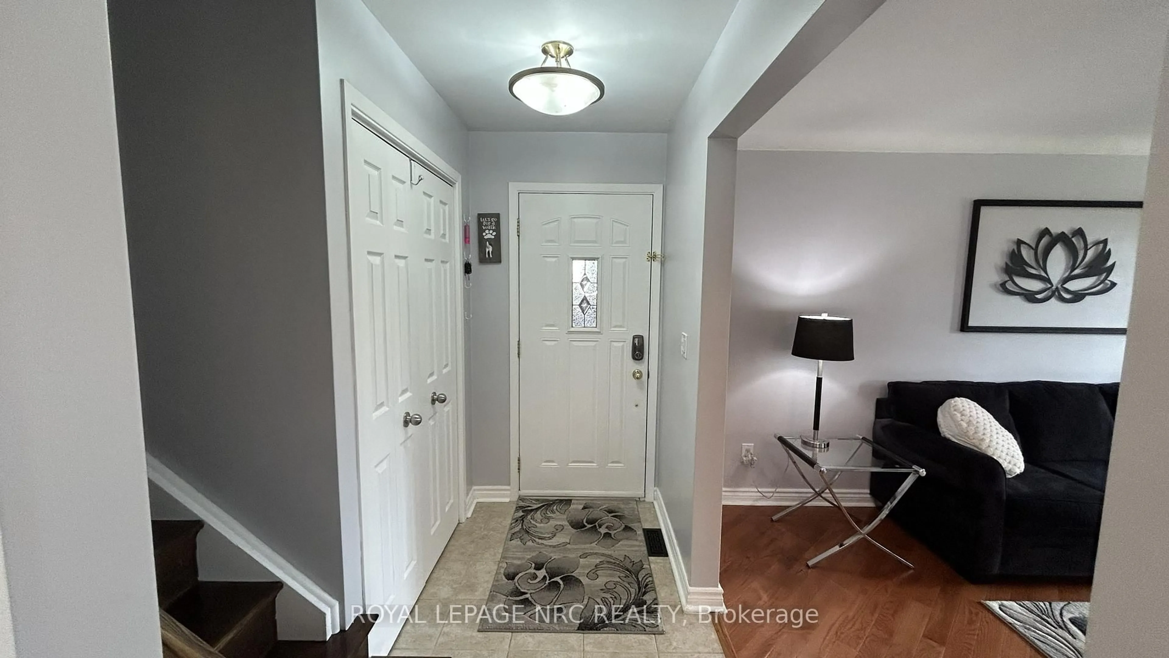 Indoor entryway for 6197 Kirkland Dr, Niagara Falls Ontario L2H 2A7