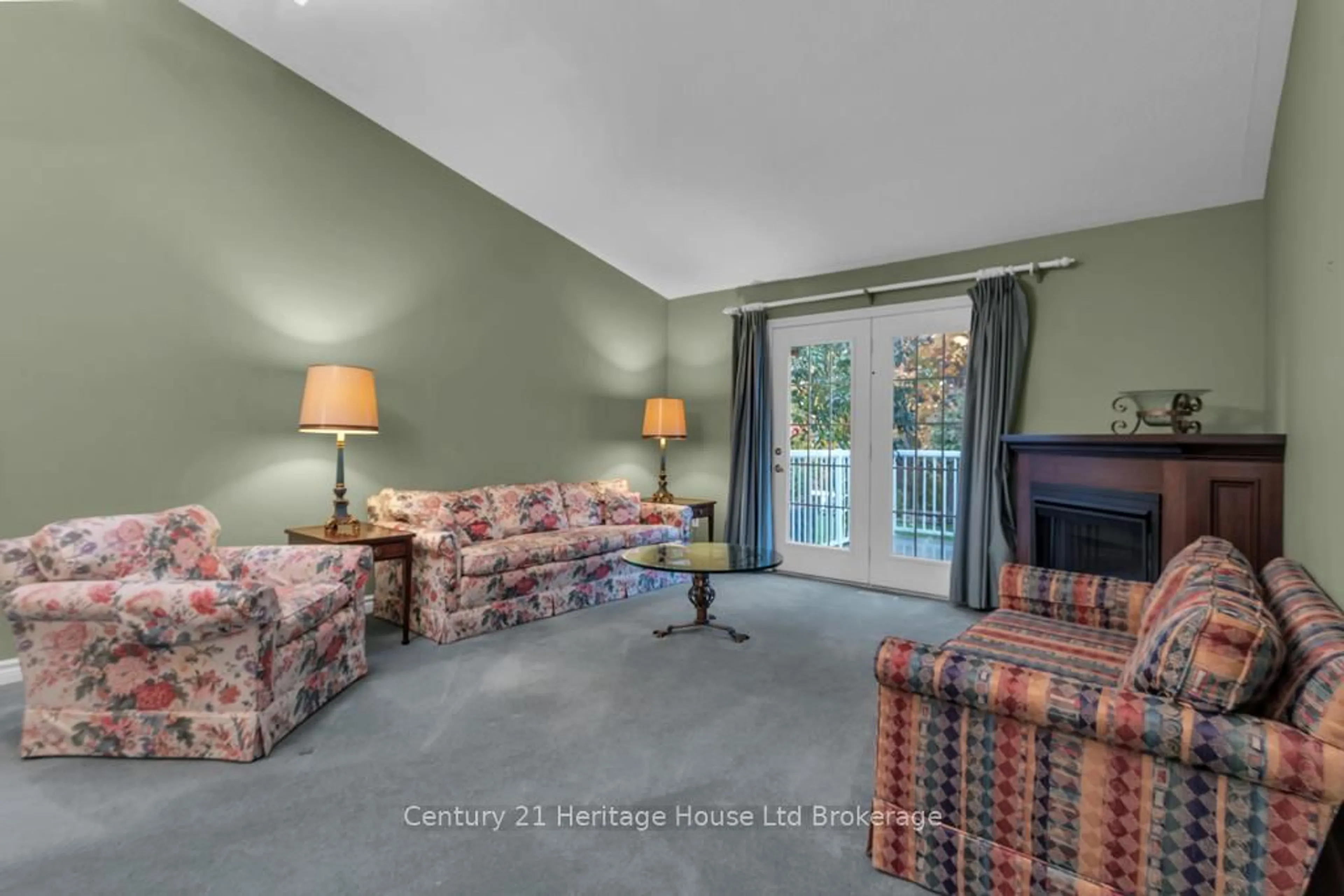 Living room with furniture, unknown for 29 Jackson Crt, Tillsonburg Ontario N4G 5R3
