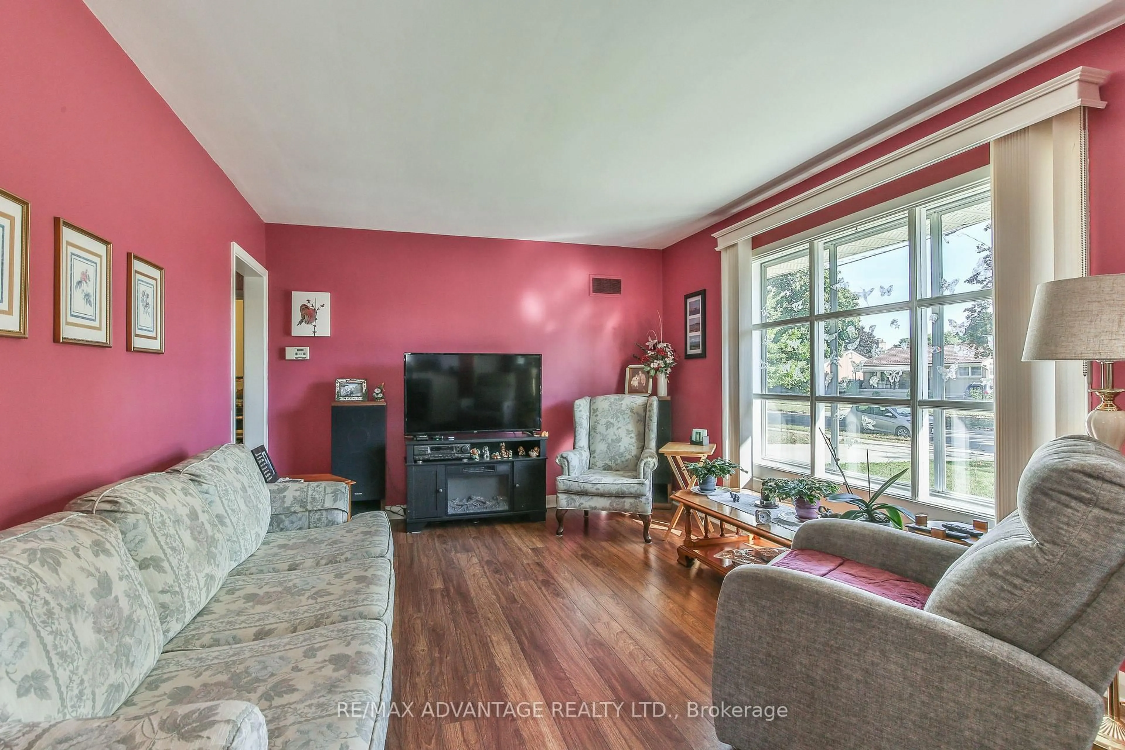 Living room with furniture, unknown for 237 Rainbow Ave, London East Ontario N5W 4V9