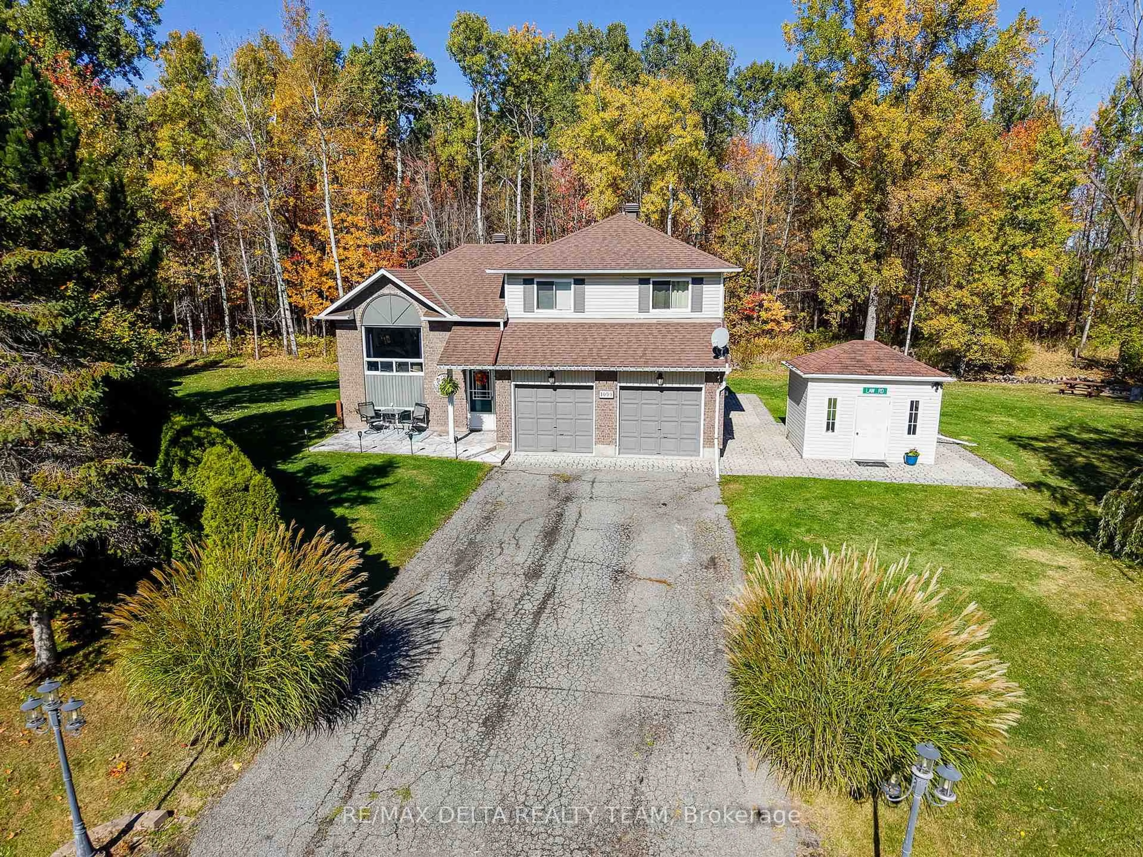 A pic from outside/outdoor area/front of a property/back of a property/a pic from drone, unknown for 1099 Des Erables Crt, Clarence-Rockland Ontario K4K 1K9