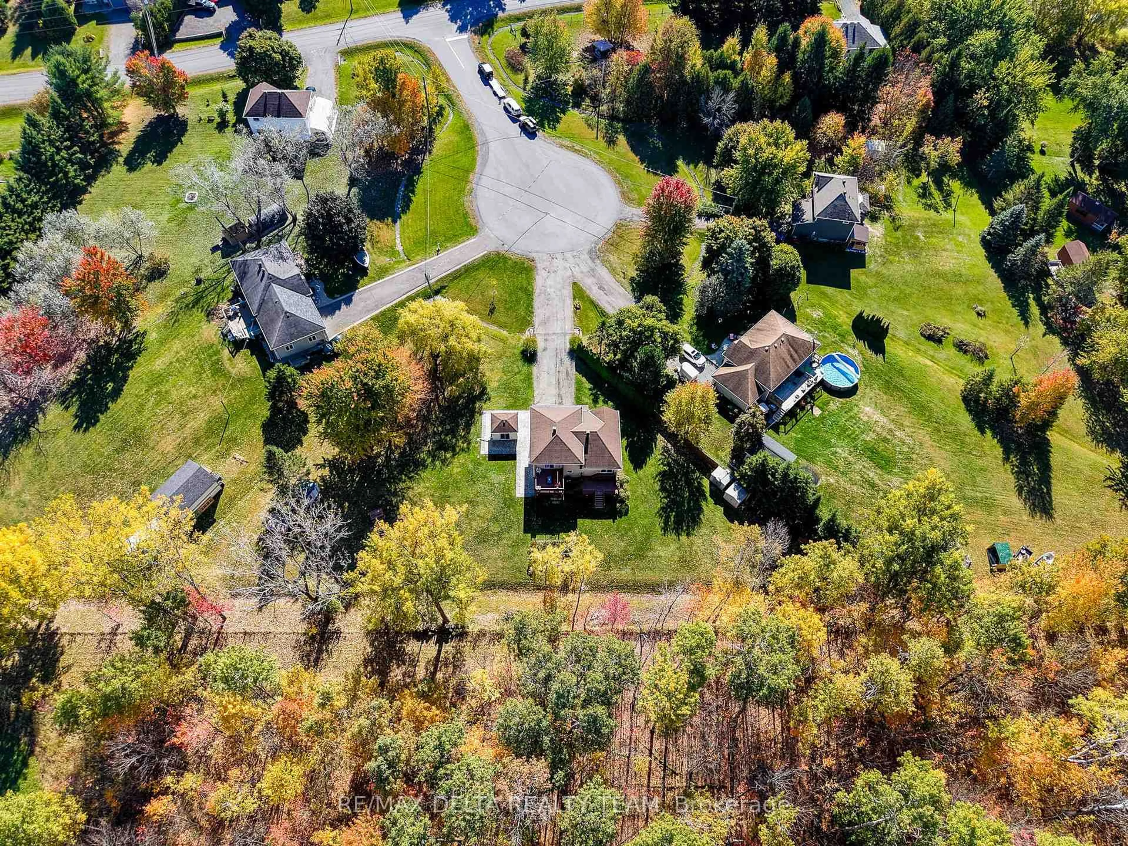A pic from outside/outdoor area/front of a property/back of a property/a pic from drone, unknown for 1099 Des Erables Crt, Clarence-Rockland Ontario K4K 1K9