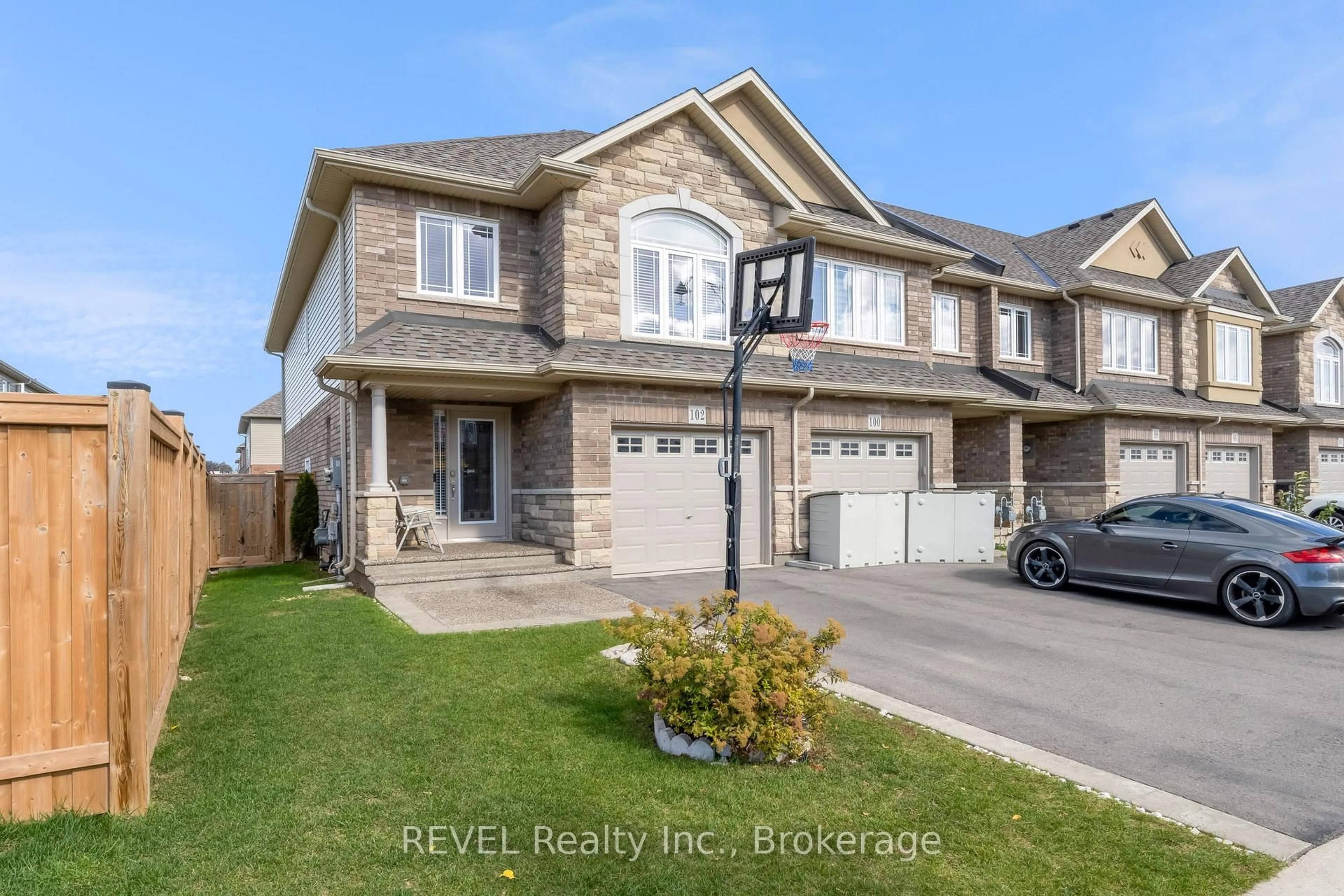 A pic from outside/outdoor area/front of a property/back of a property/a pic from drone, street for 102 Cittadella Blvd, Hamilton Ontario L8J 3H5