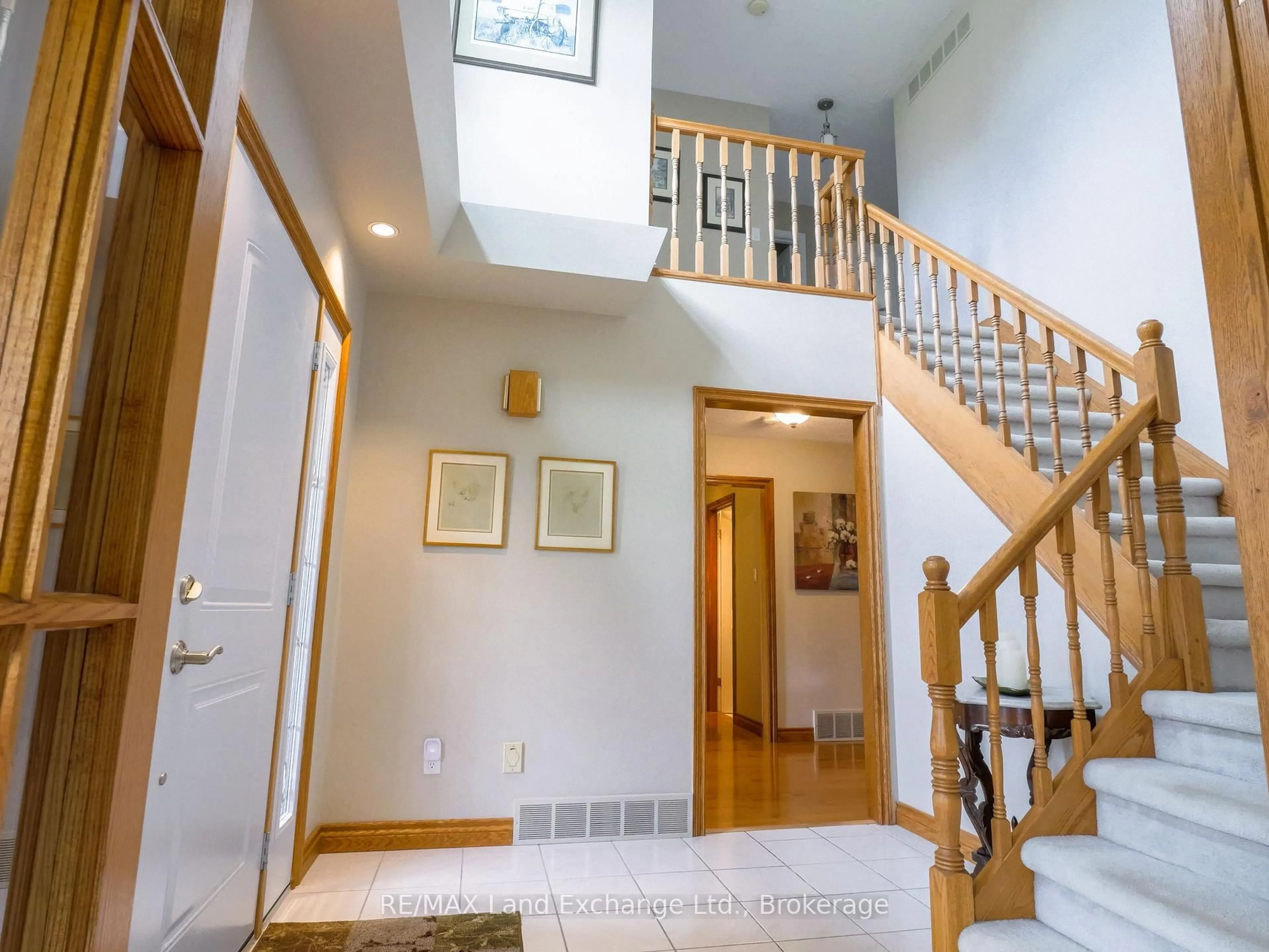 Indoor foyer for 375 Stafford St, Saugeen Shores Ontario N0H 2C1