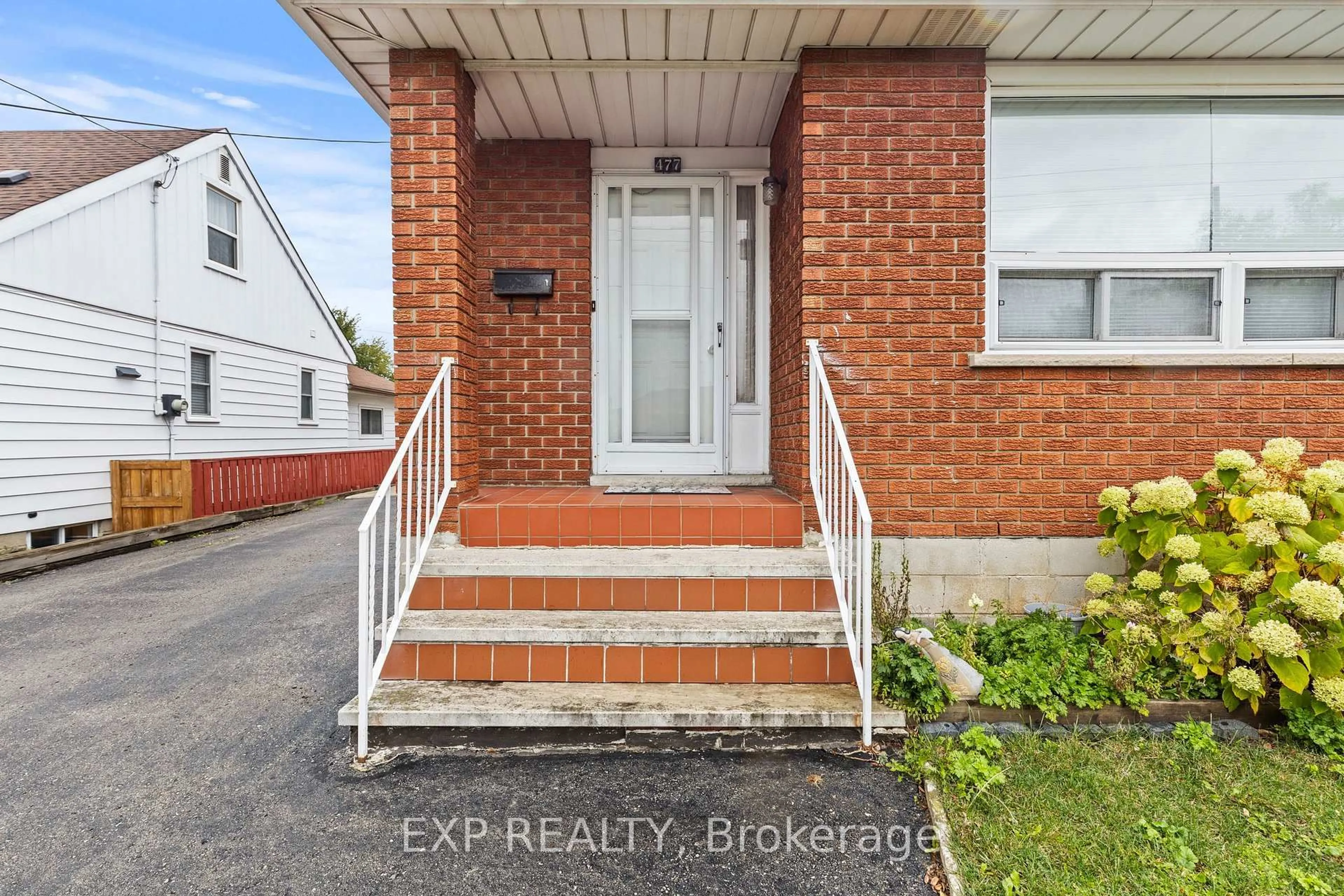 Indoor entryway for 477 East 38th St, Hamilton Ontario L8V 4G7