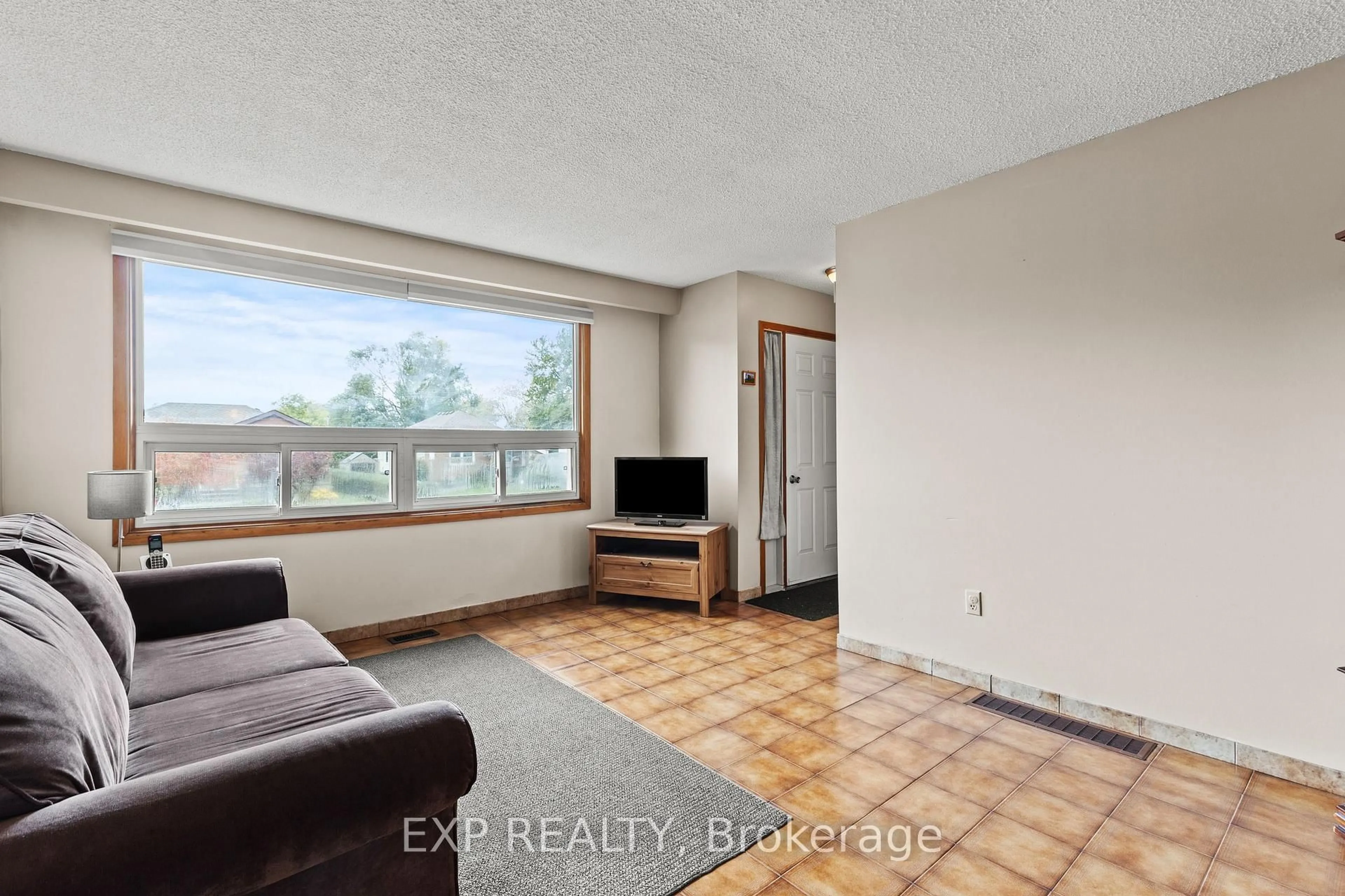 A pic of a room for 477 East 38th St, Hamilton Ontario L8V 4G7
