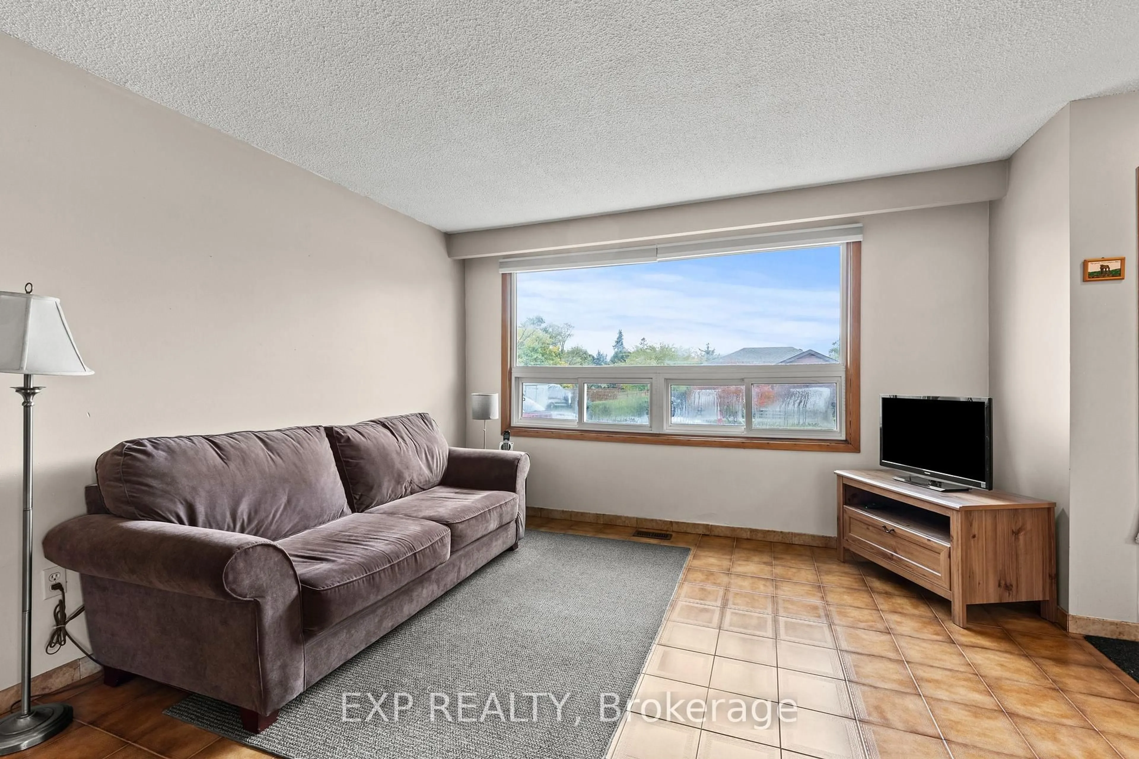 Living room with furniture, unknown for 477 East 38th St, Hamilton Ontario L8V 4G7