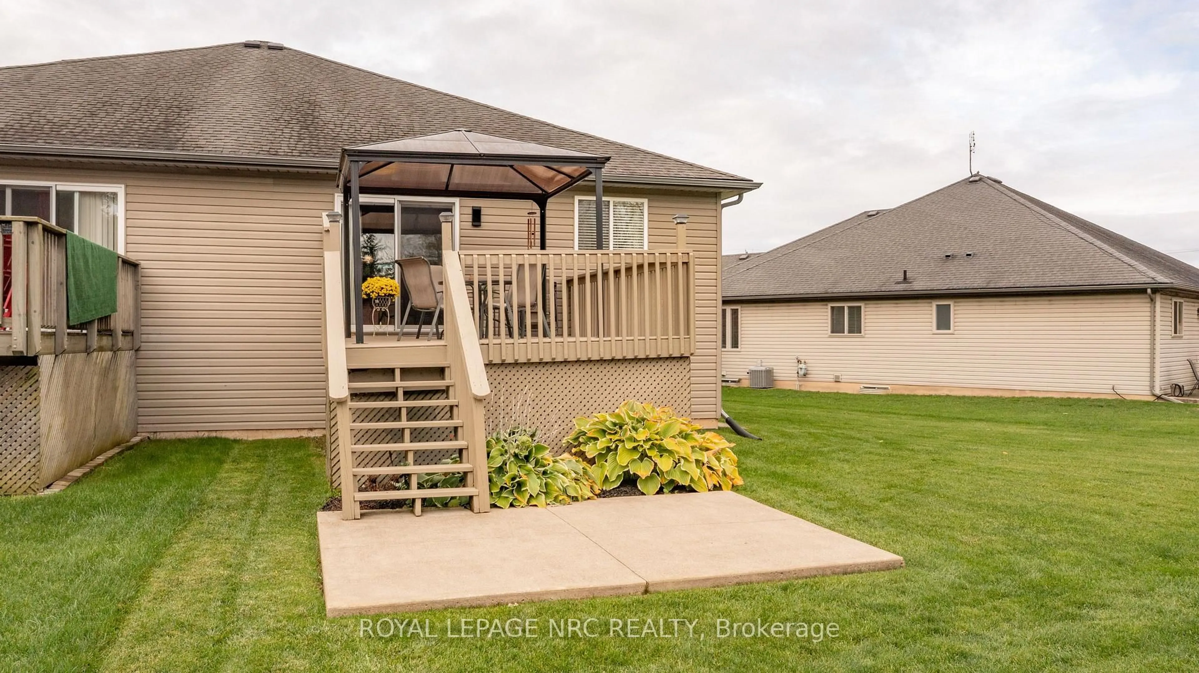 Patio, street for 56 Nathalie Crt, Welland Ontario L3B 6H7