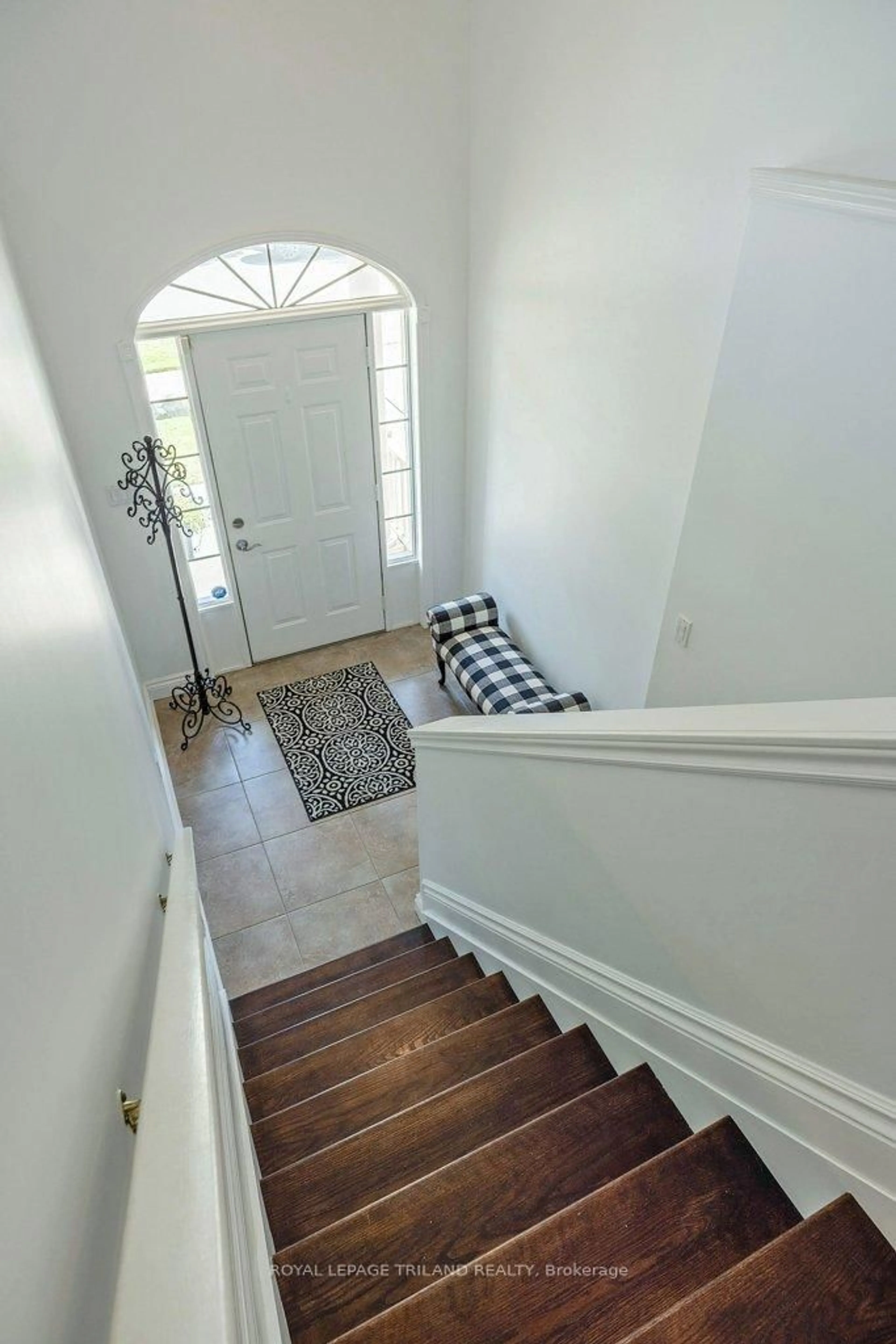 Indoor entryway for 780 Whitehaven Cres, London North Ontario N6G 4V6