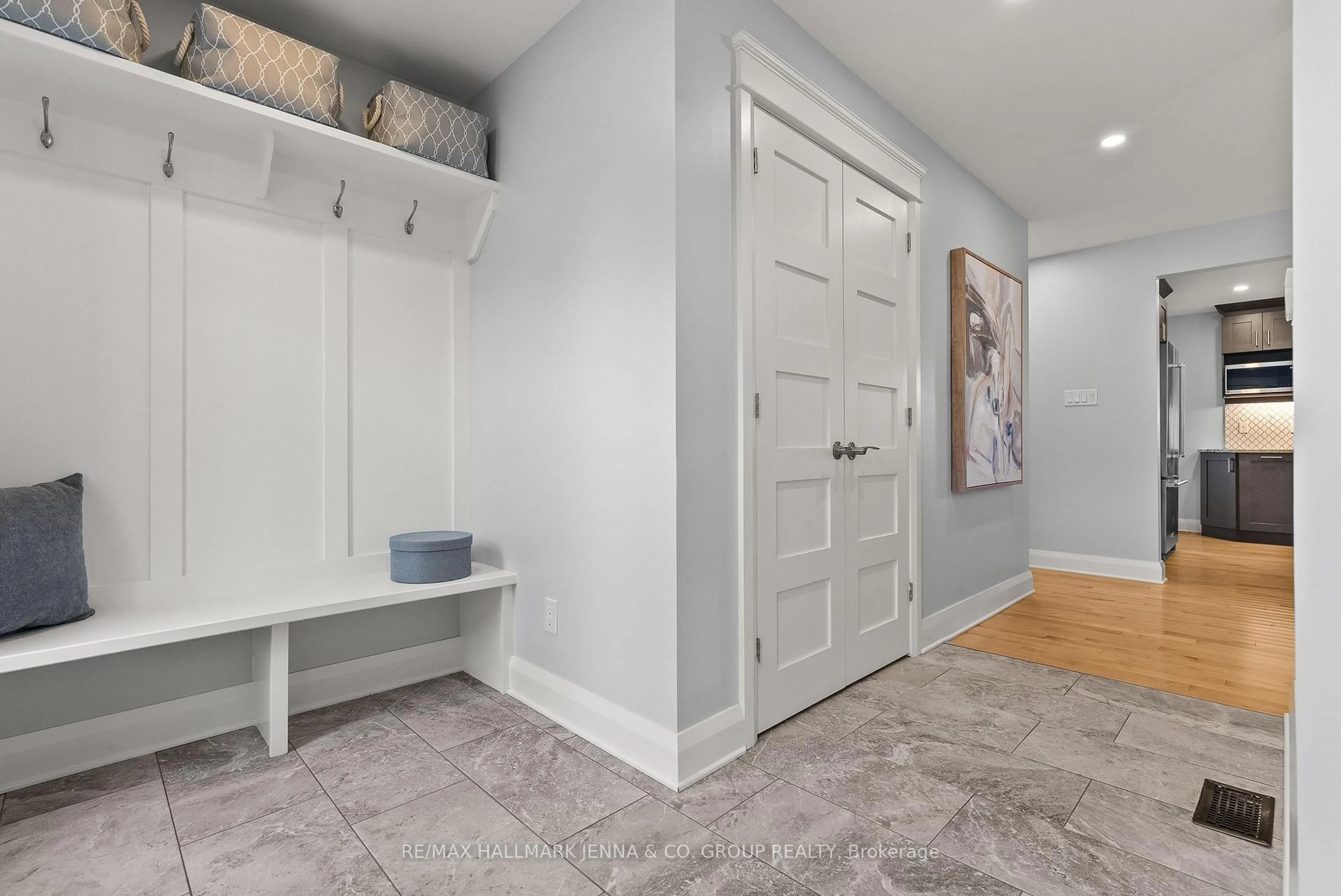 Indoor entryway for 6577 Michelangelo Crt, North Gower Ontario K0A 2T0