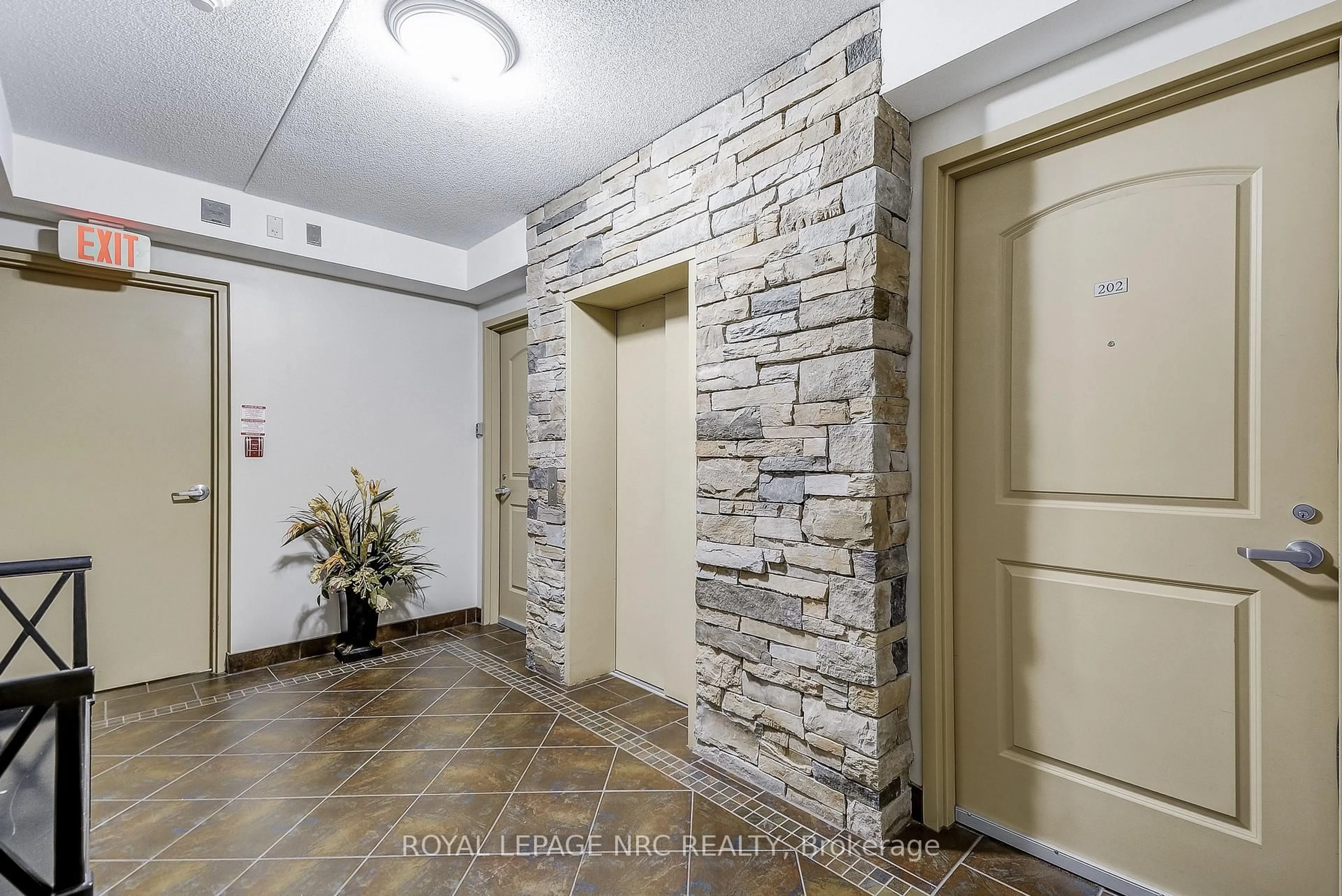 Indoor foyer for 678 Line 2 Rd #202, Niagara-on-the-Lake Ontario L0S 1J0