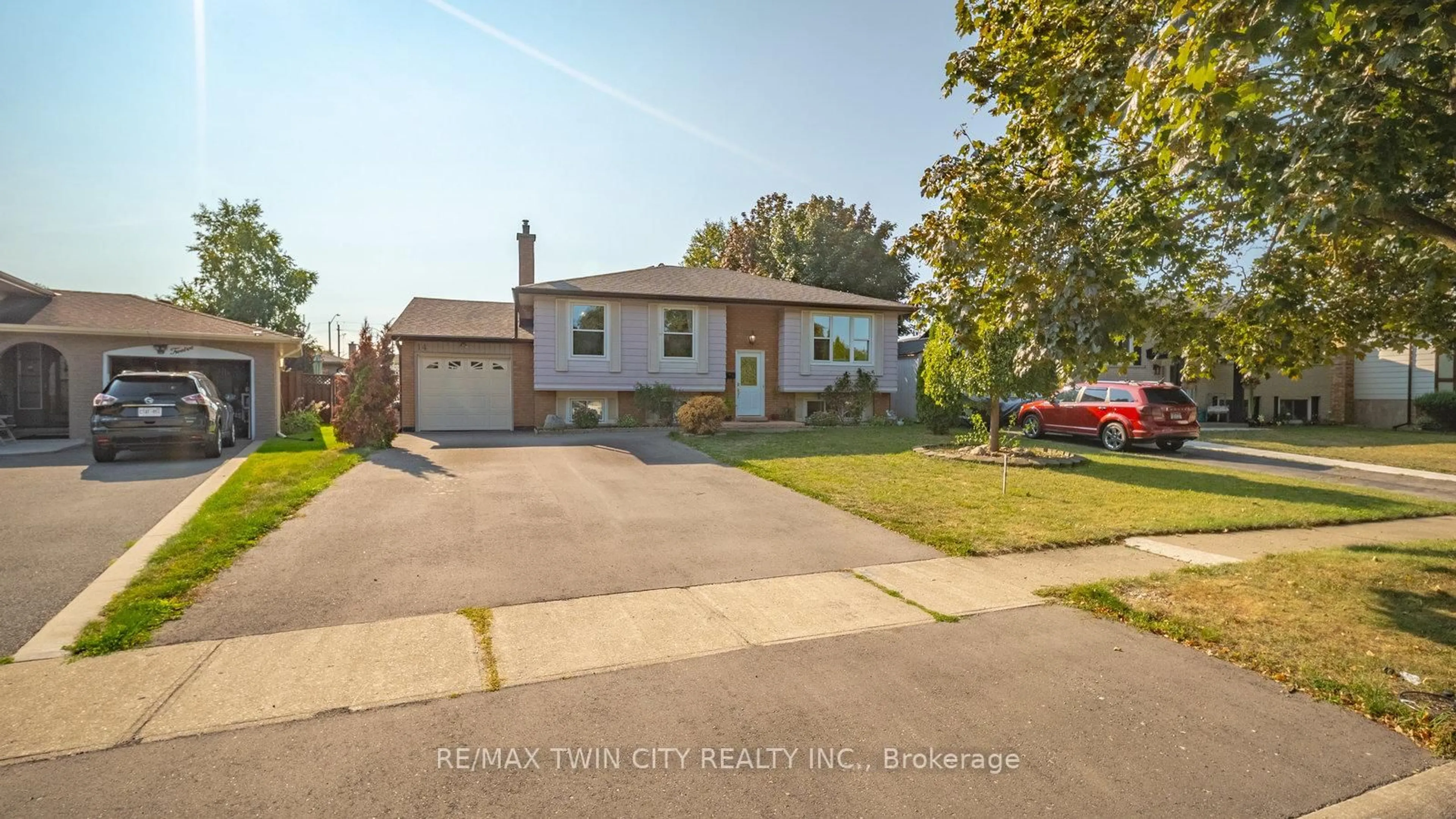 Home with vinyl exterior material, street for 14 Melbourne Cres, Brantford Ontario N3S 7G3