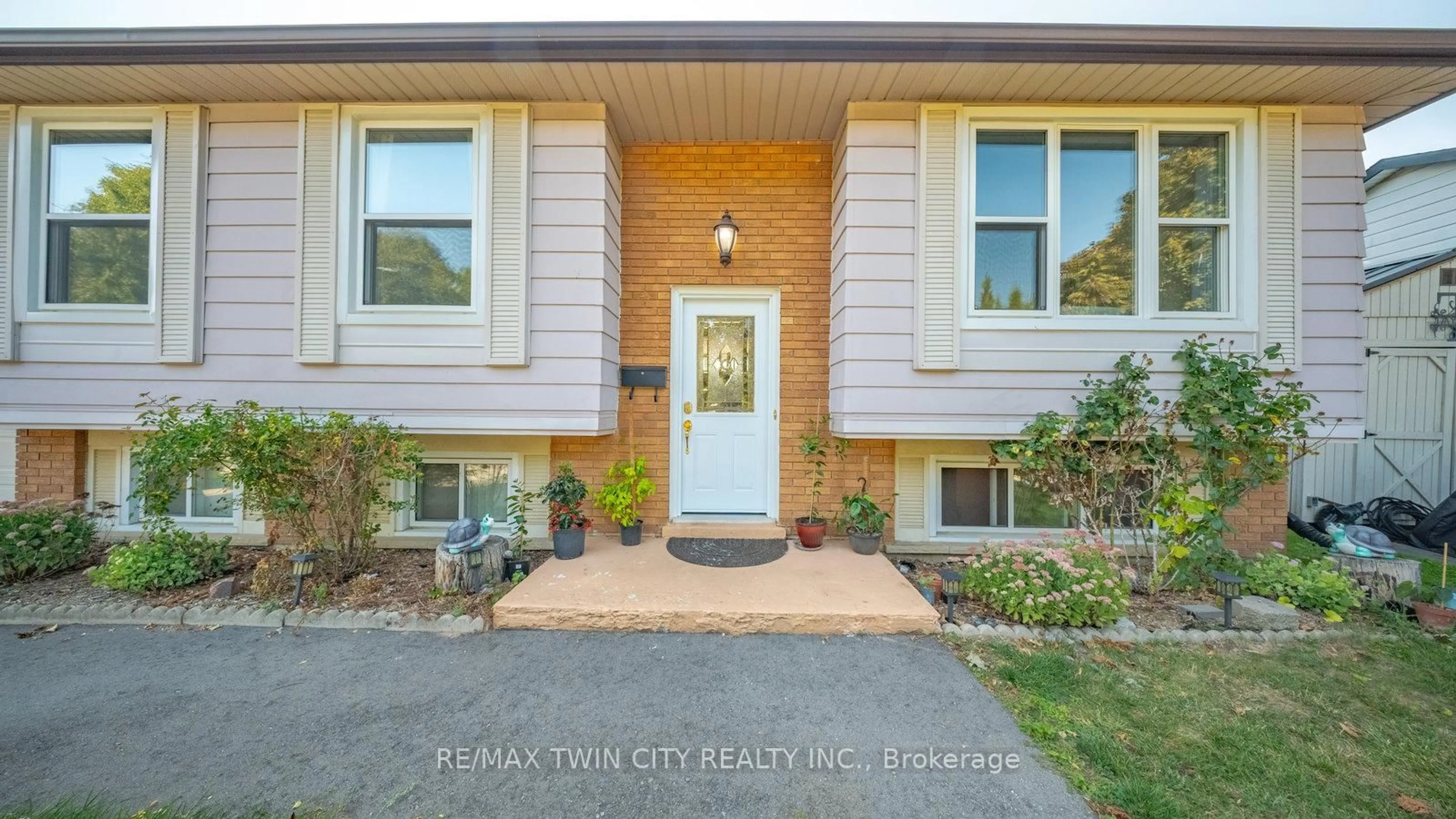 Unknown for 14 Melbourne Cres, Brantford Ontario N3S 7G3