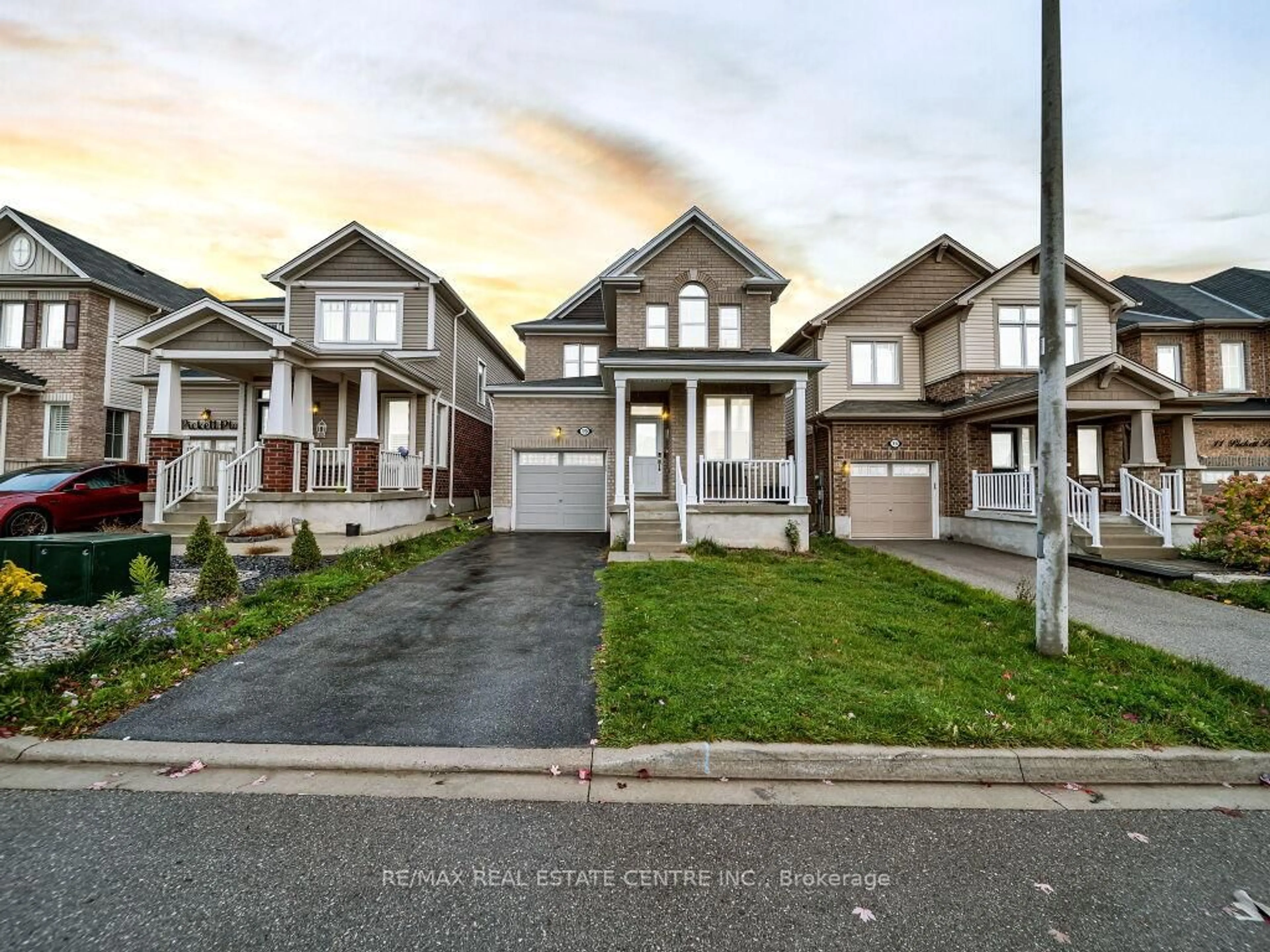 A pic from outside/outdoor area/front of a property/back of a property/a pic from drone, street for 19 Pickett Pl, Cambridge Ontario N3E 0B4