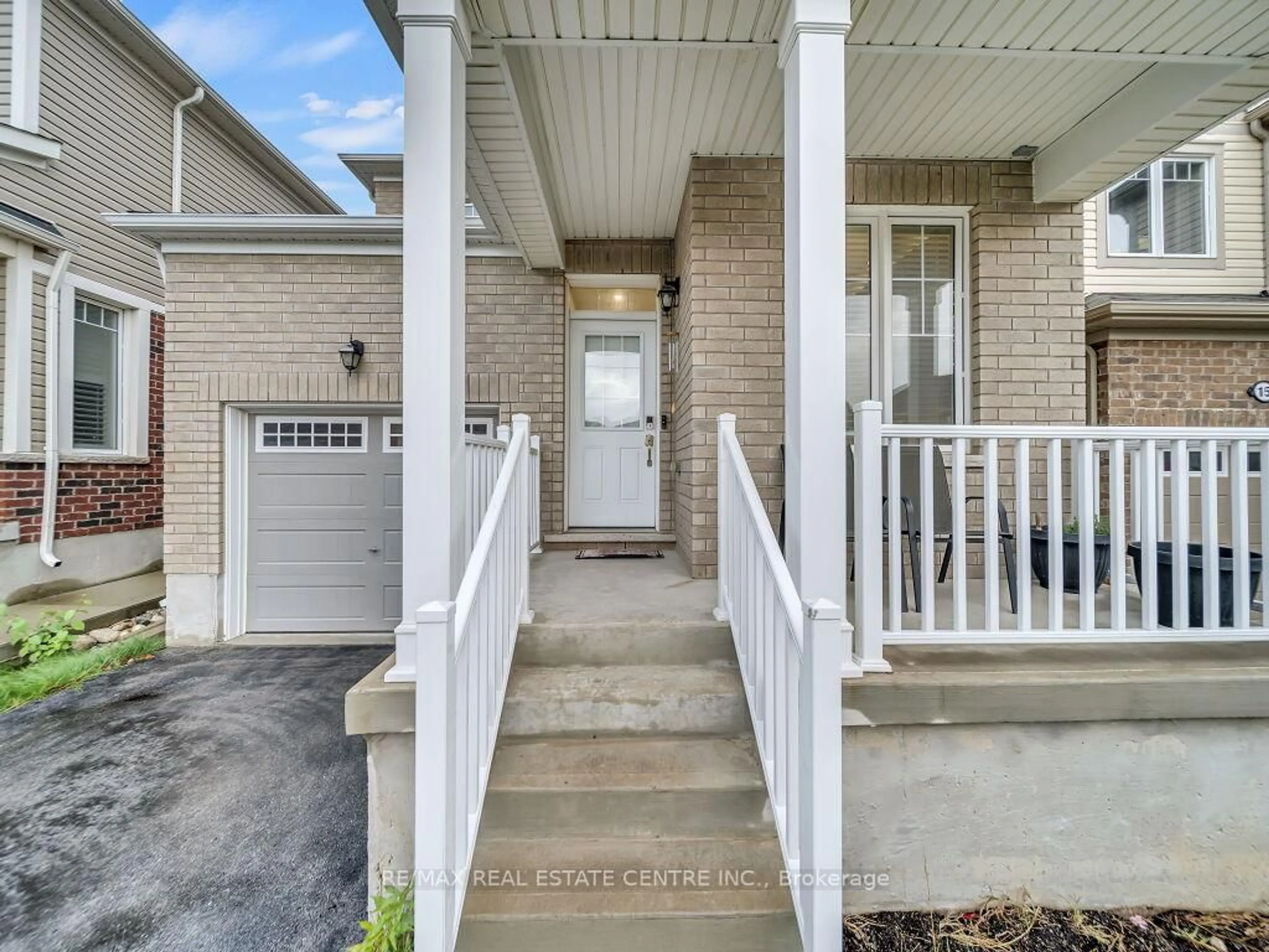 Indoor entryway for 19 Pickett Plwy, Cambridge Ontario N3E 0B4