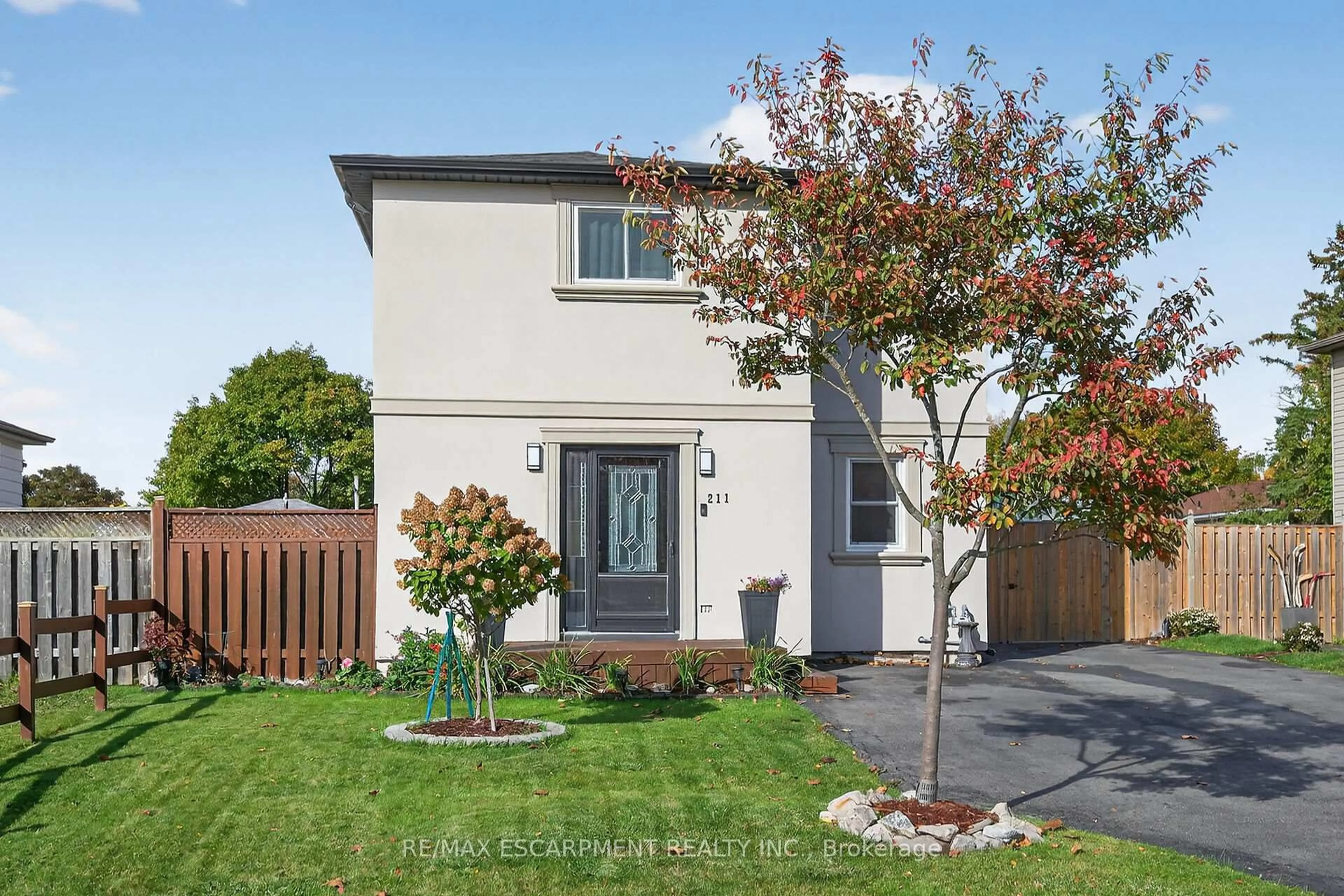 Home with brick exterior material, street for 211 Birchcliffe Cres, Hamilton Ontario L8T 4L1