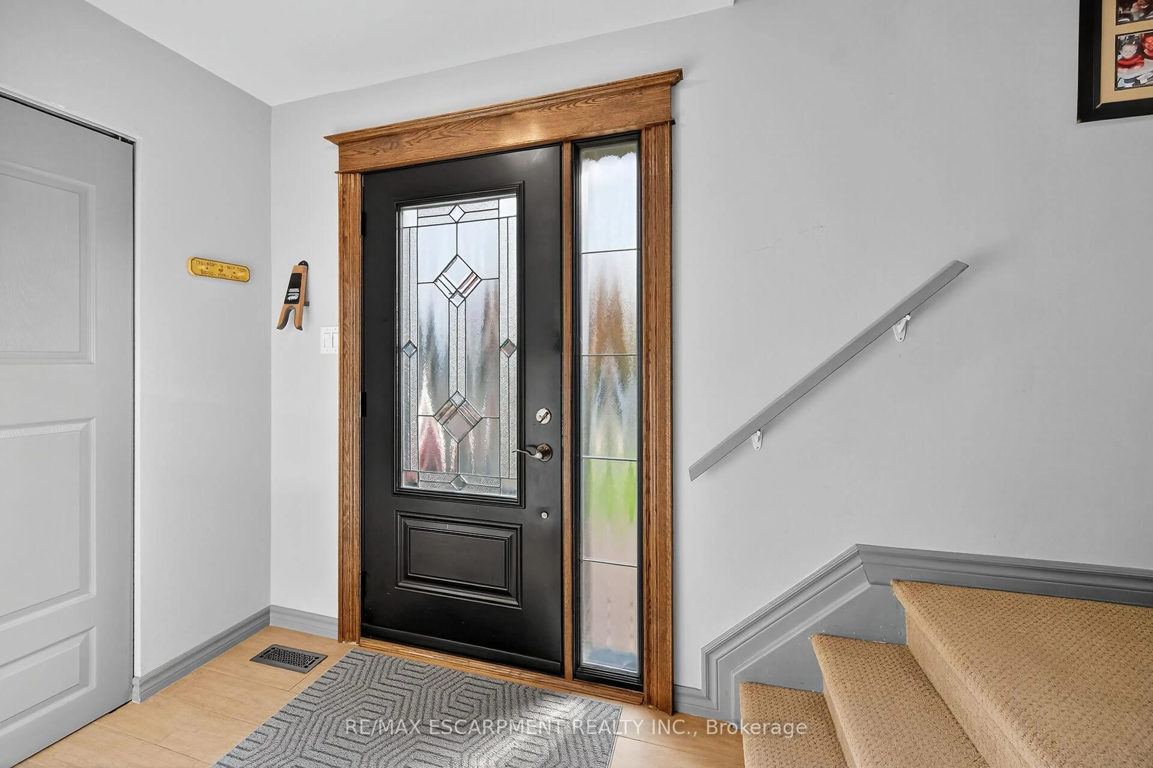 Indoor entryway for 211 Birchcliffe Cres, Hamilton Ontario L8T 4L1