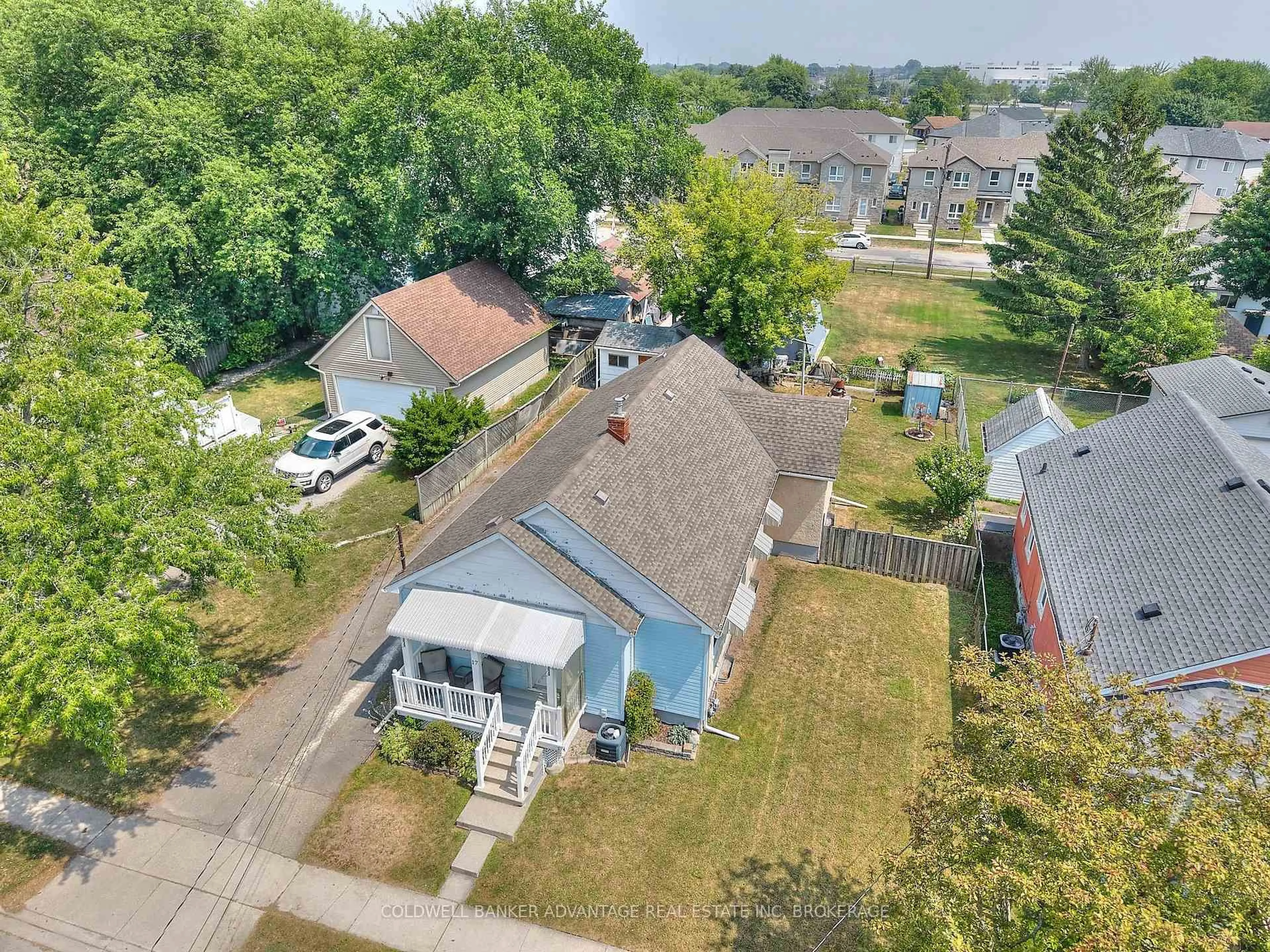 A pic from outside/outdoor area/front of a property/back of a property/a pic from drone, street for 17 Clifford Ave, Welland Ontario L3C 2C6