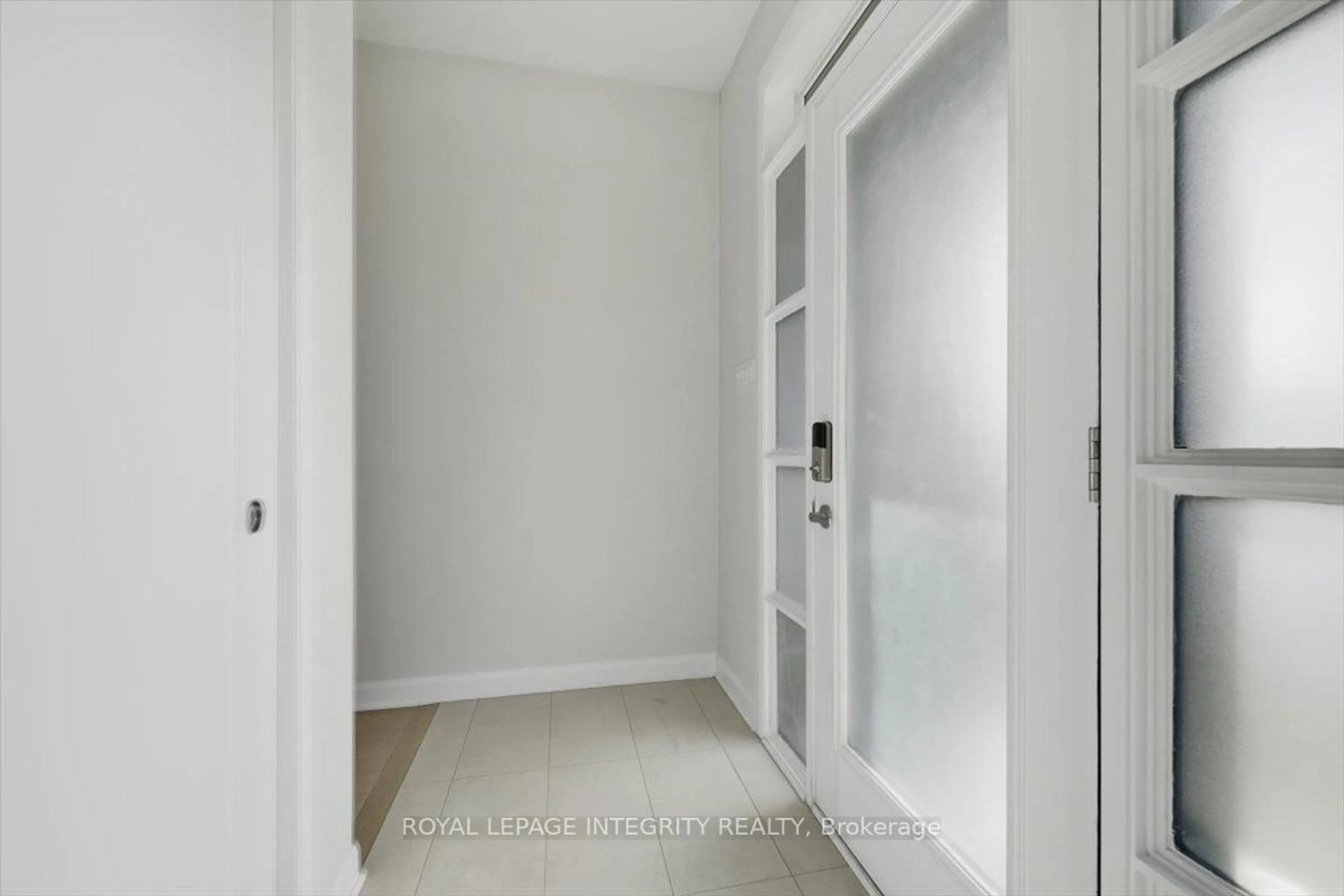 Indoor entryway for 717 Sebastian St, Ottawa Ontario K4A 5L1