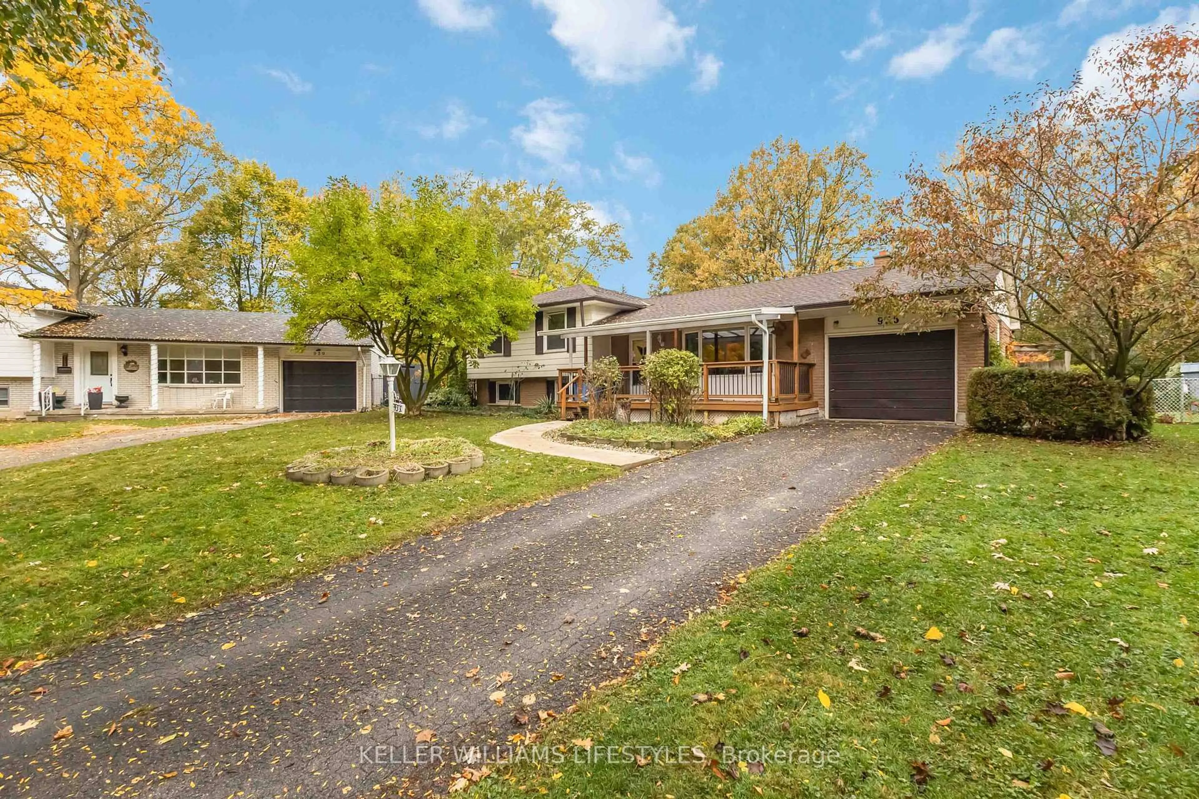 A pic from outside/outdoor area/front of a property/back of a property/a pic from drone, street for 935 Norton Cres, London South Ontario N6J 2Y8