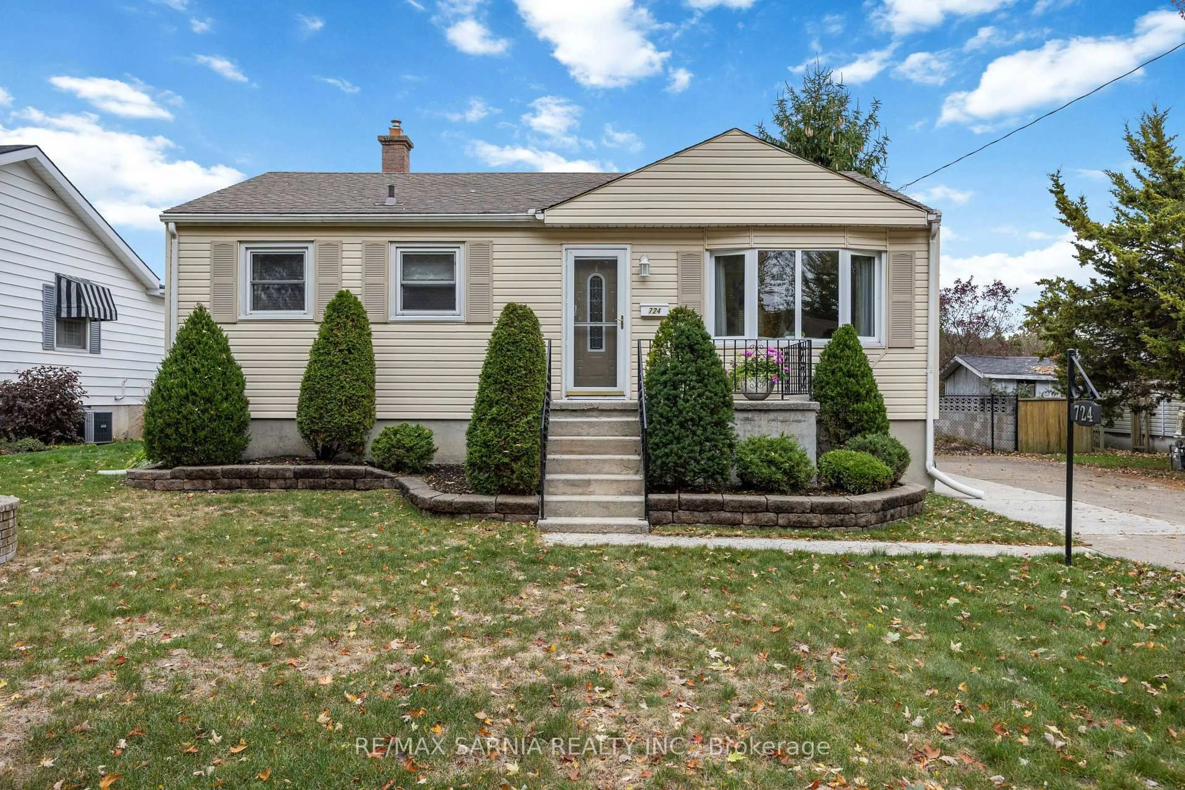 Home with vinyl exterior material, street for 724 Southern Ave, Sarnia Ontario N7T 7E3