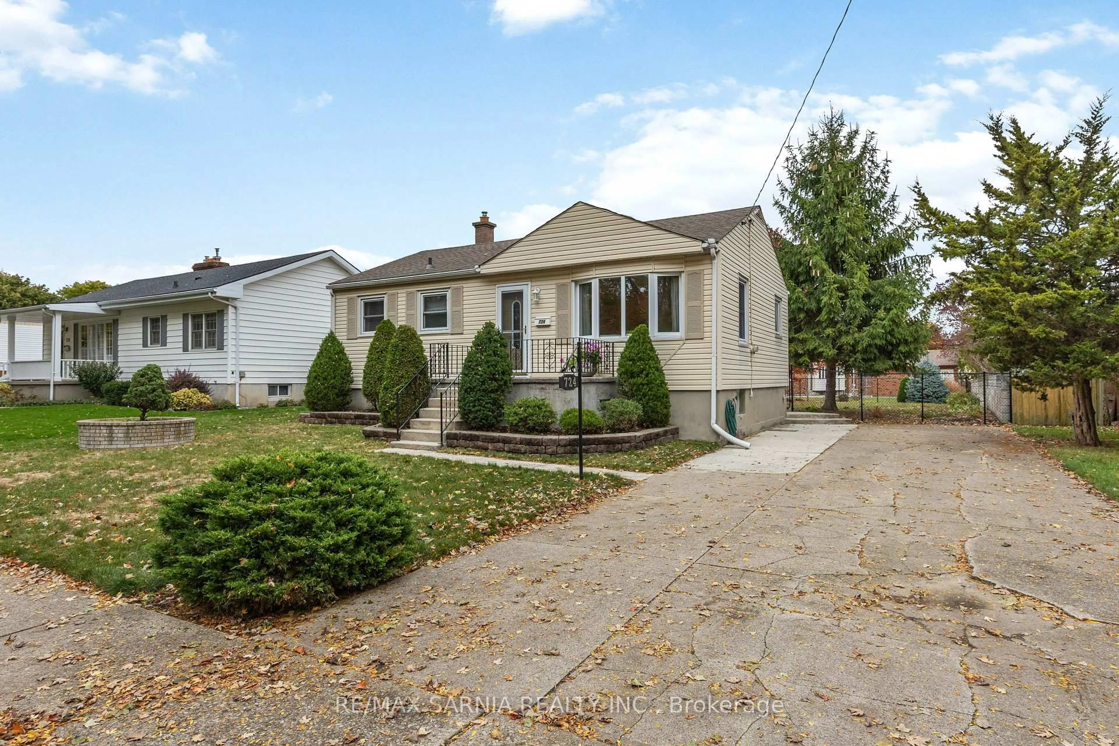 Unknown for 724 Southern Ave, Sarnia Ontario N7T 7E3
