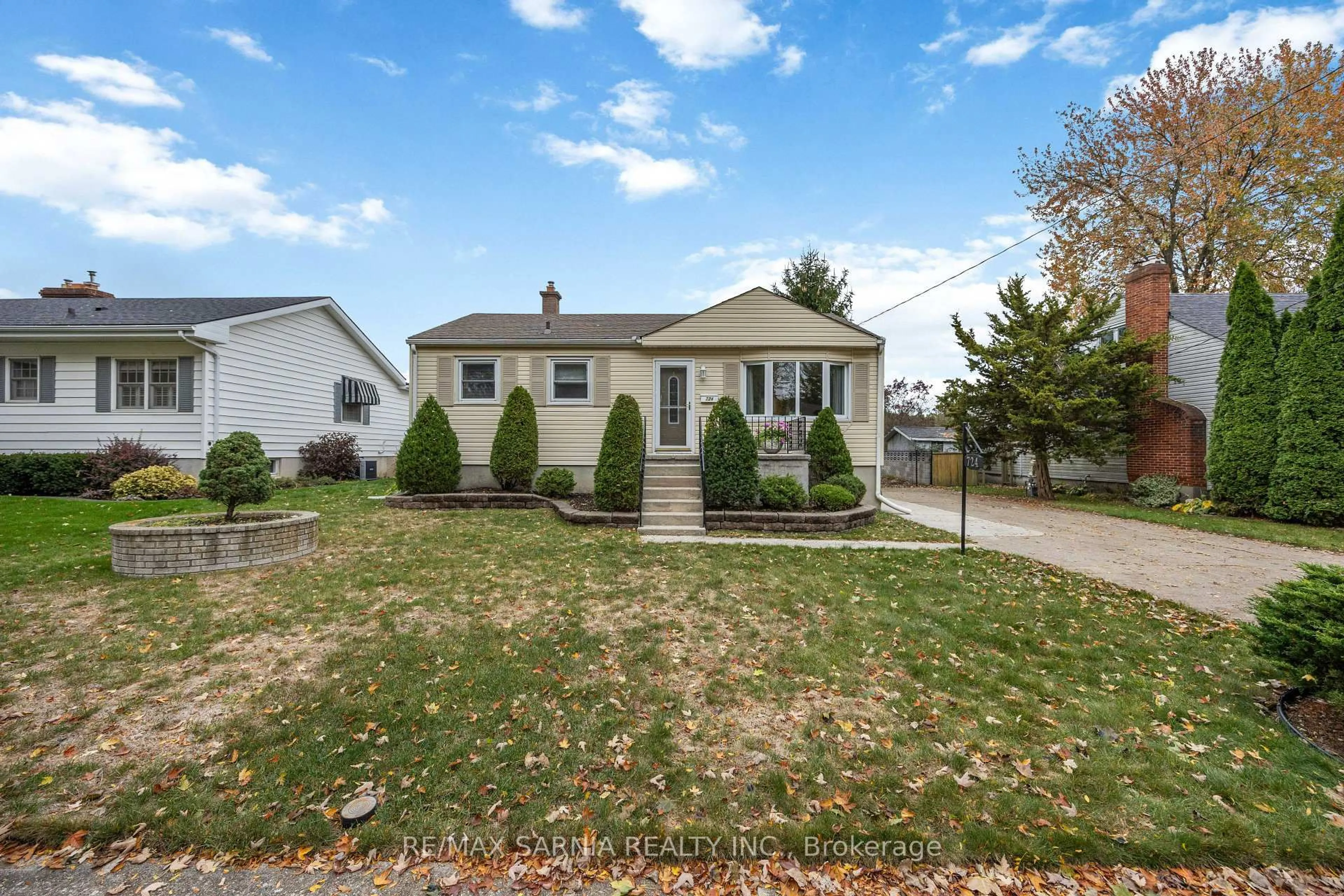 Home with vinyl exterior material, street for 724 Southern Ave, Sarnia Ontario N7T 7E3