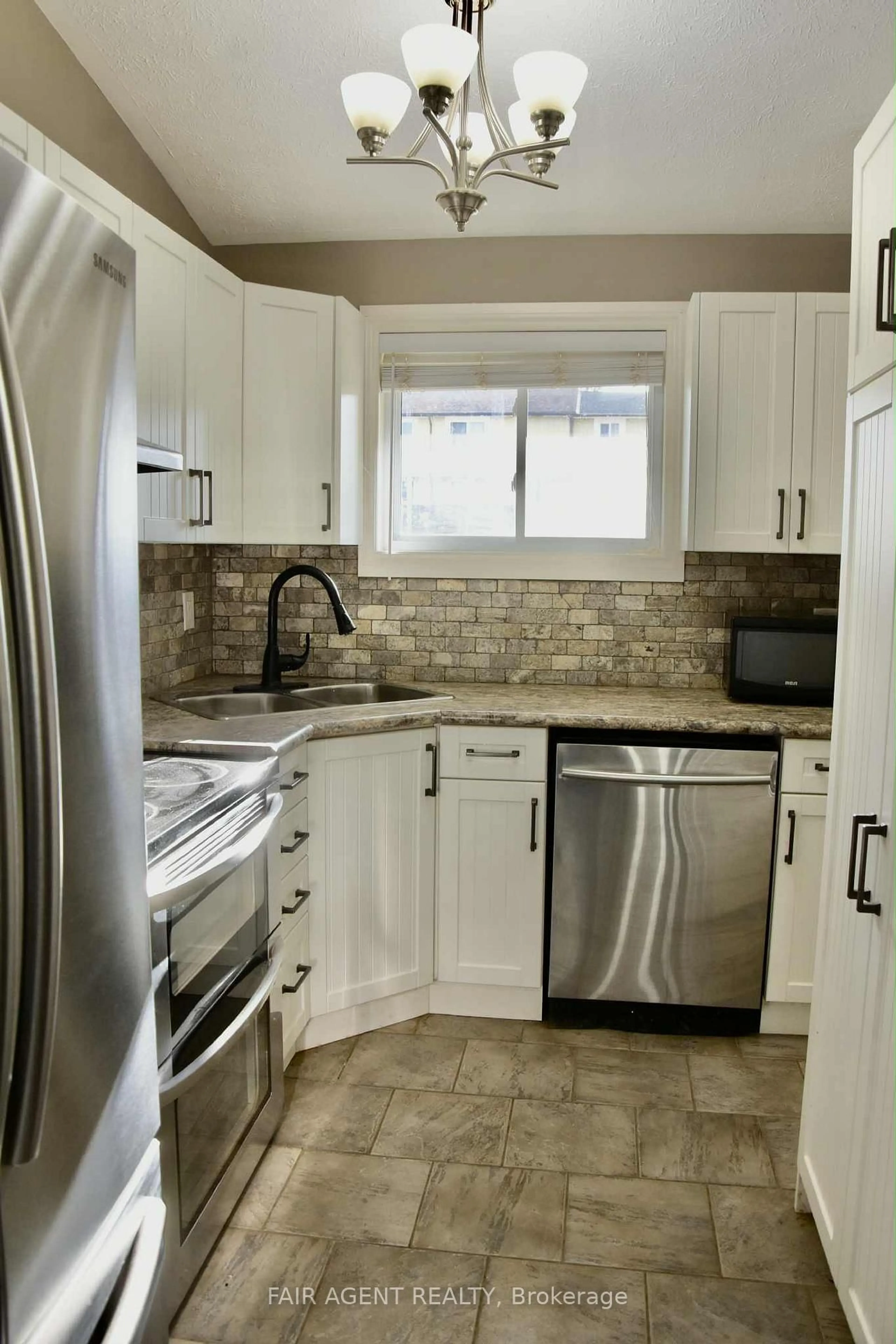 Standard kitchen, ceramic/tile floor for 655 Hunter St, Kincardine Ontario N2Z 1S2