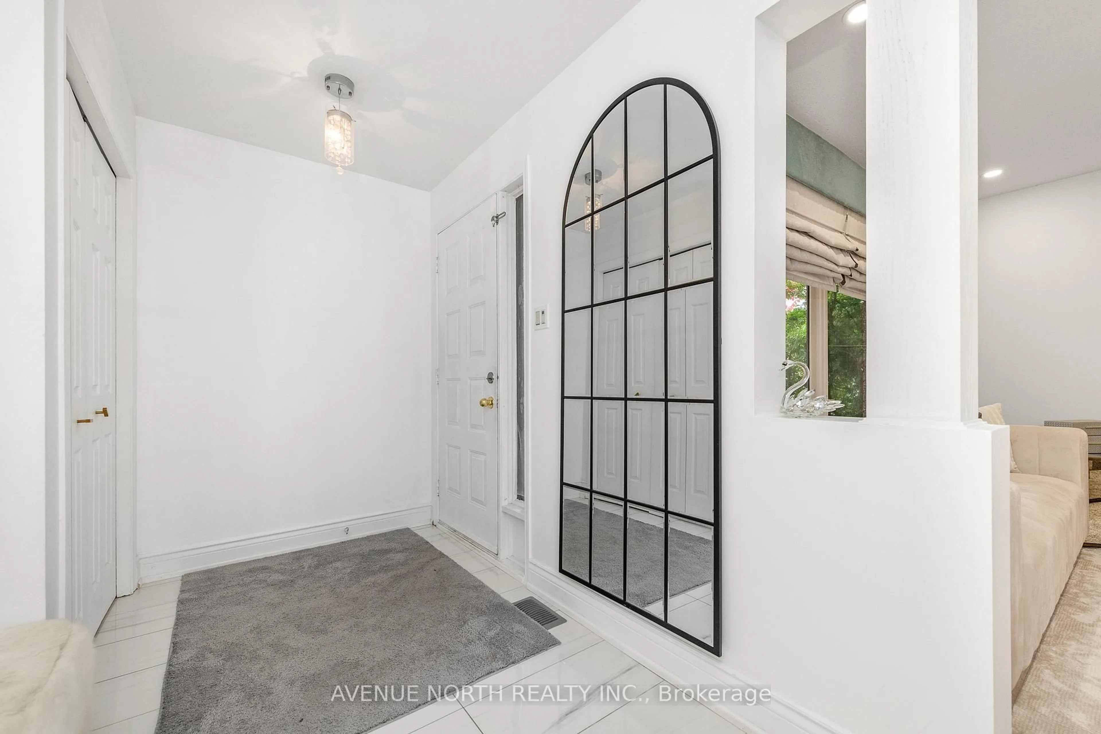 Indoor entryway for 2163 Johnston Rd, Ottawa Ontario K1G 5K2