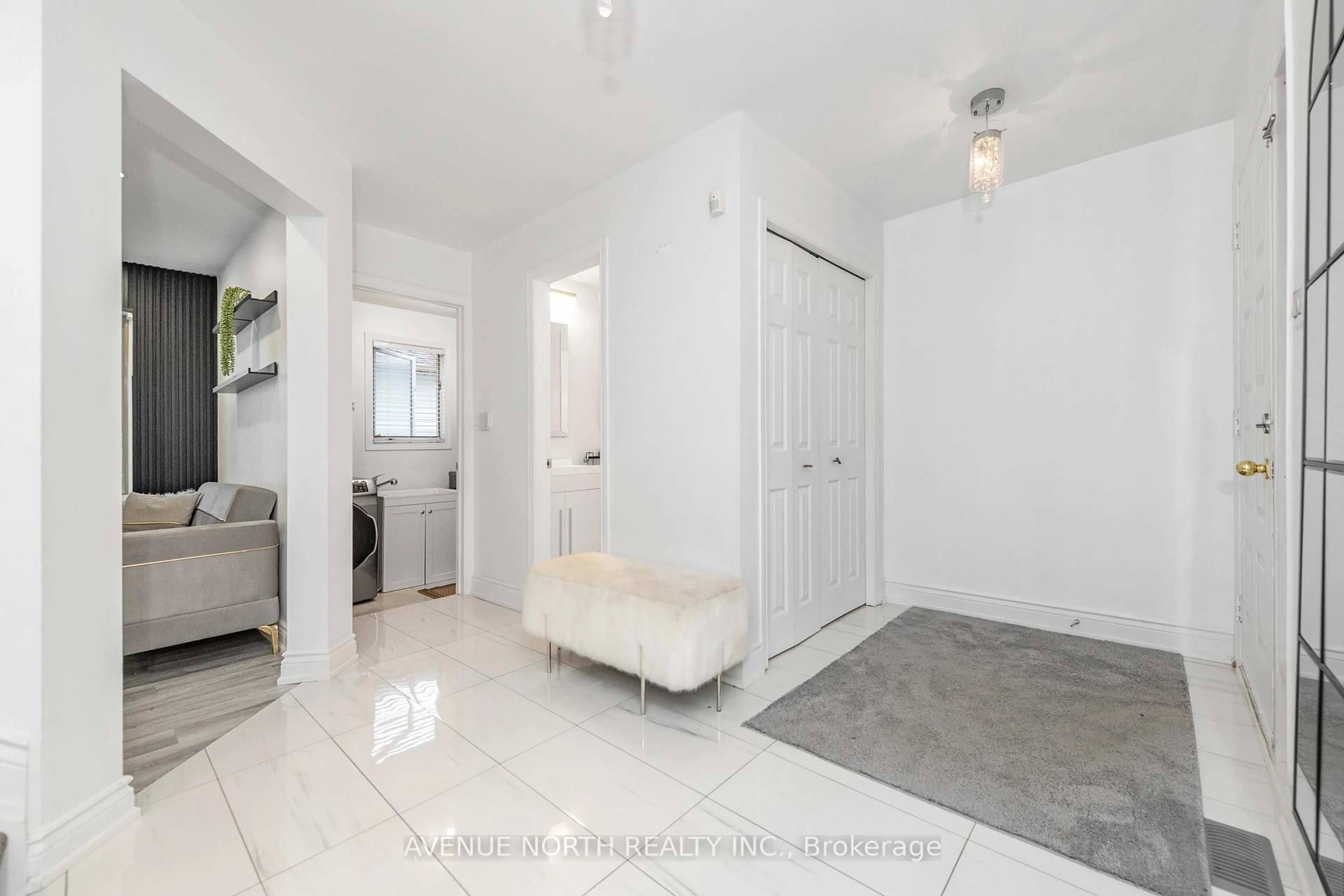 Indoor entryway for 2163 Johnston Rd, Ottawa Ontario K1G 5K2