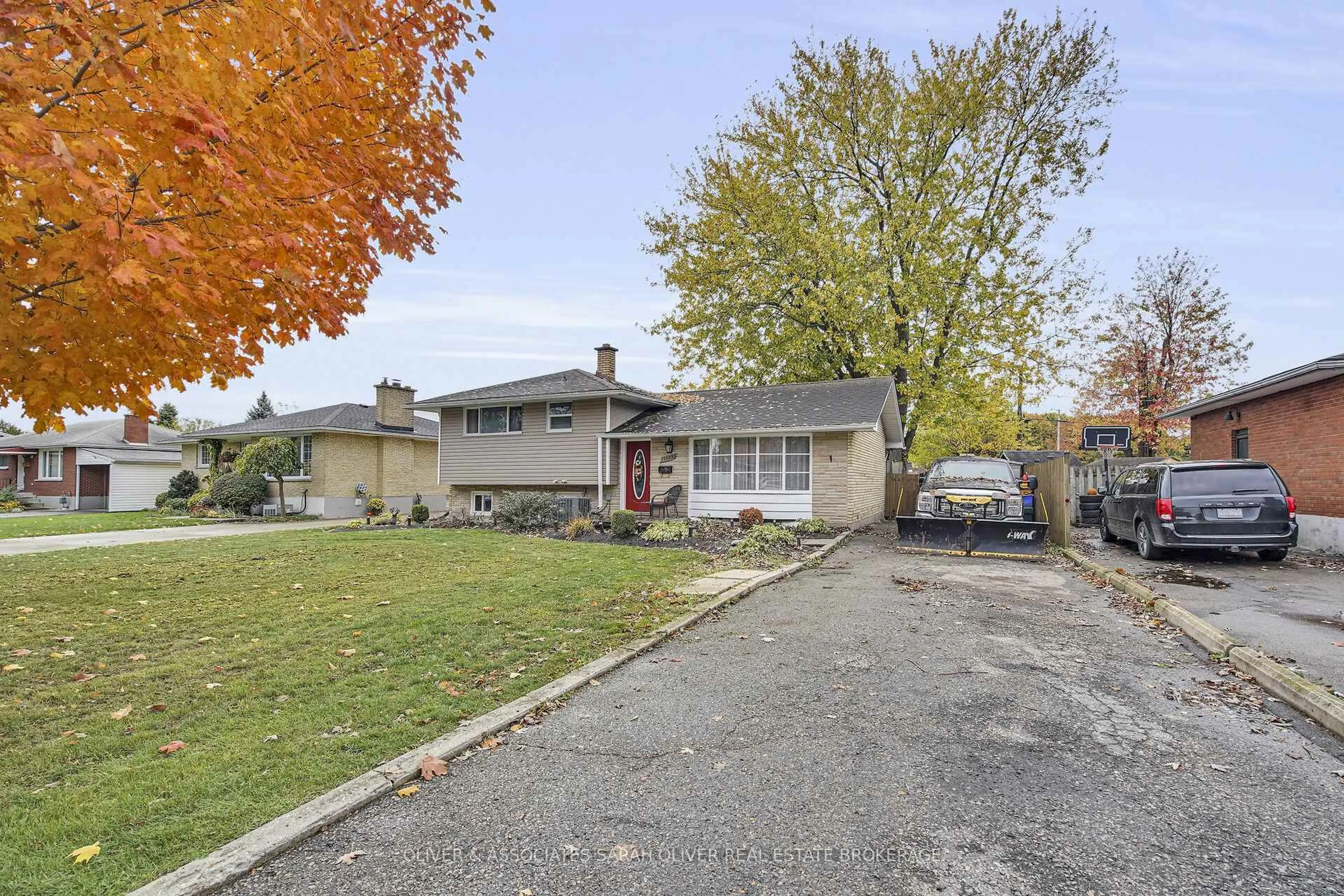 A pic from outside/outdoor area/front of a property/back of a property/a pic from drone, street for 1502 Perth Ave, London East Ontario N5V 2M5