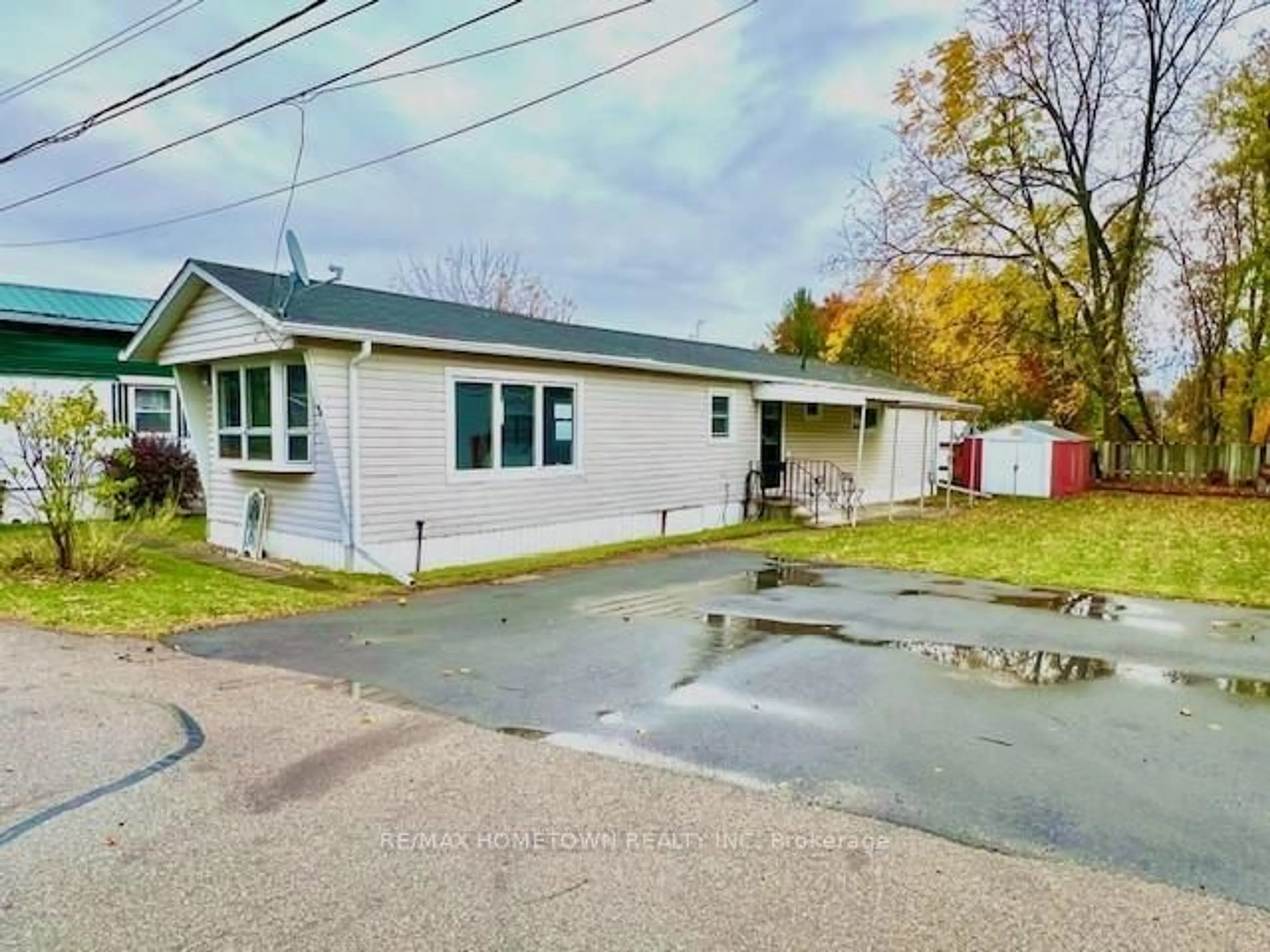 A pic from outside/outdoor area/front of a property/back of a property/a pic from drone, street for 1871 Oxford Ave #3, Elizabethtown-Kitley Ontario K6V 7B5
