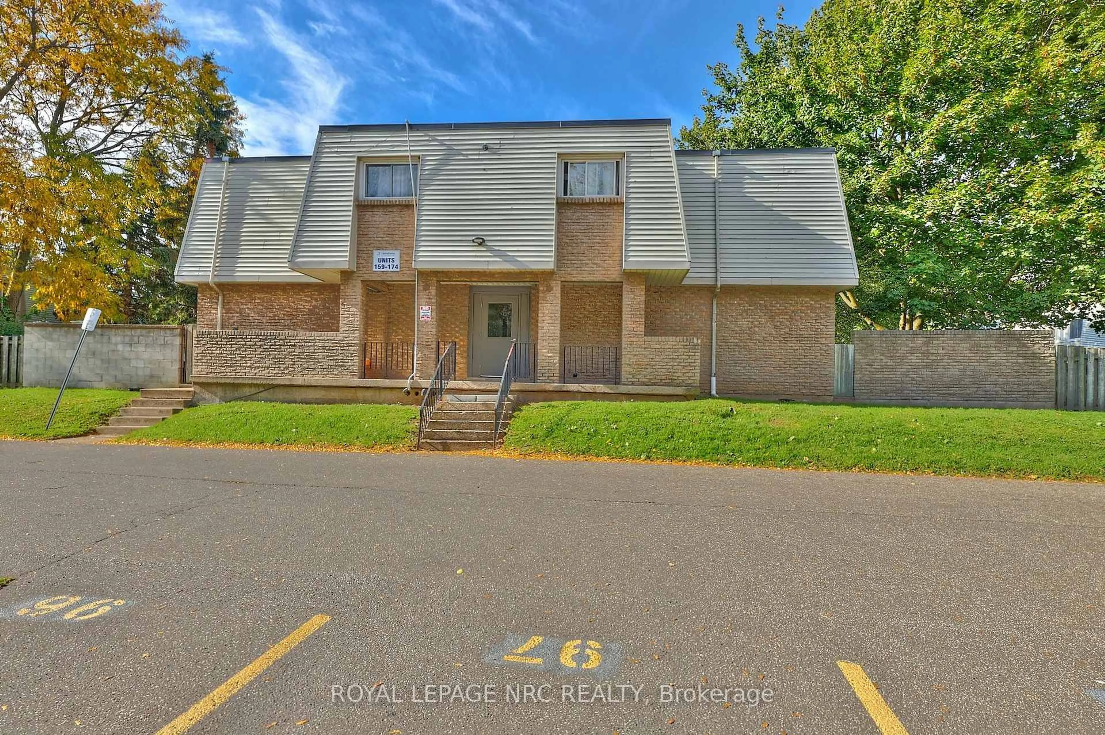 A pic from outside/outdoor area/front of a property/back of a property/a pic from drone, building for 17 Old Pine Tr #164, St. Catharines Ontario L2M 6P9
