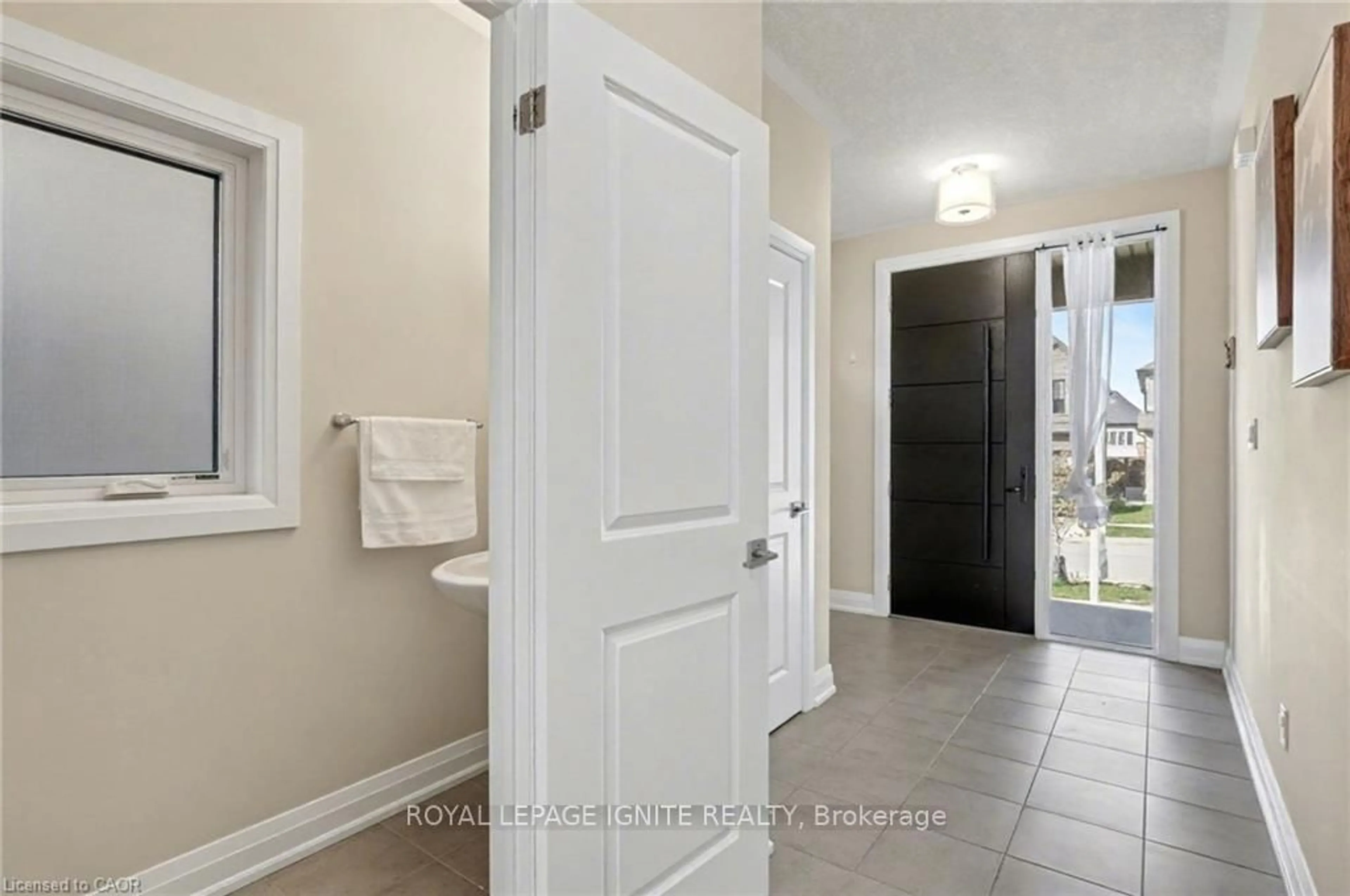 Indoor entryway for 156 Ridgemount St, Kitchener Ontario N2P 0K4