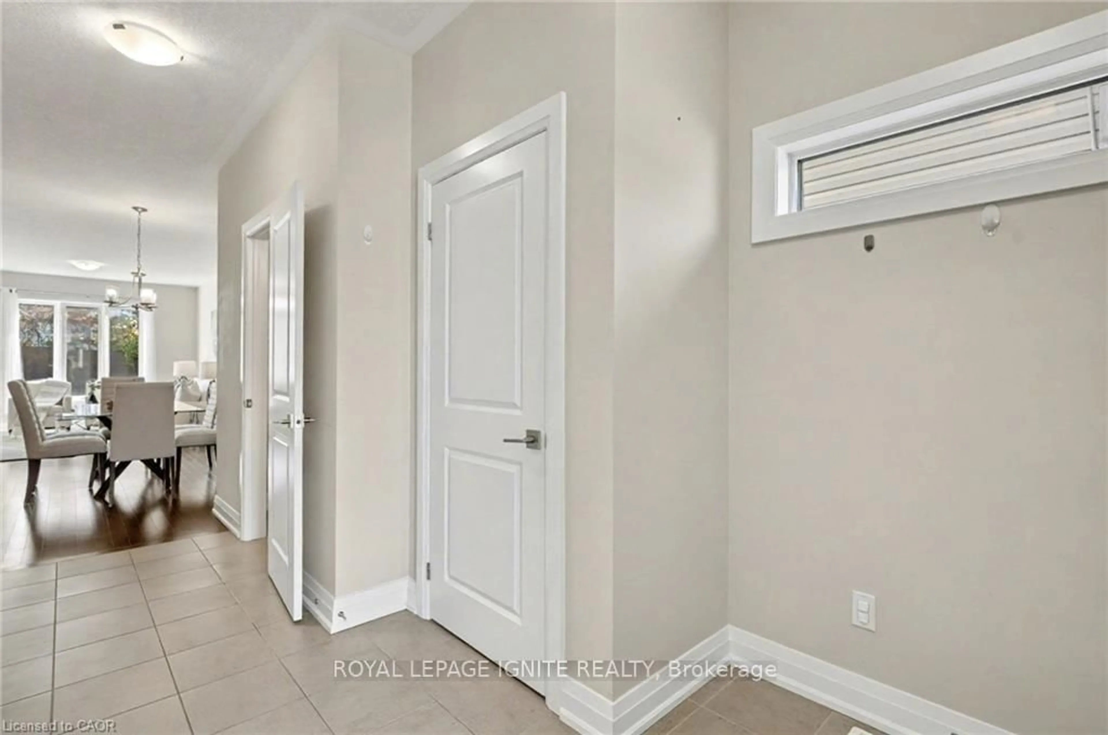 Indoor entryway for 156 Ridgemount St, Kitchener Ontario N2P 0K4