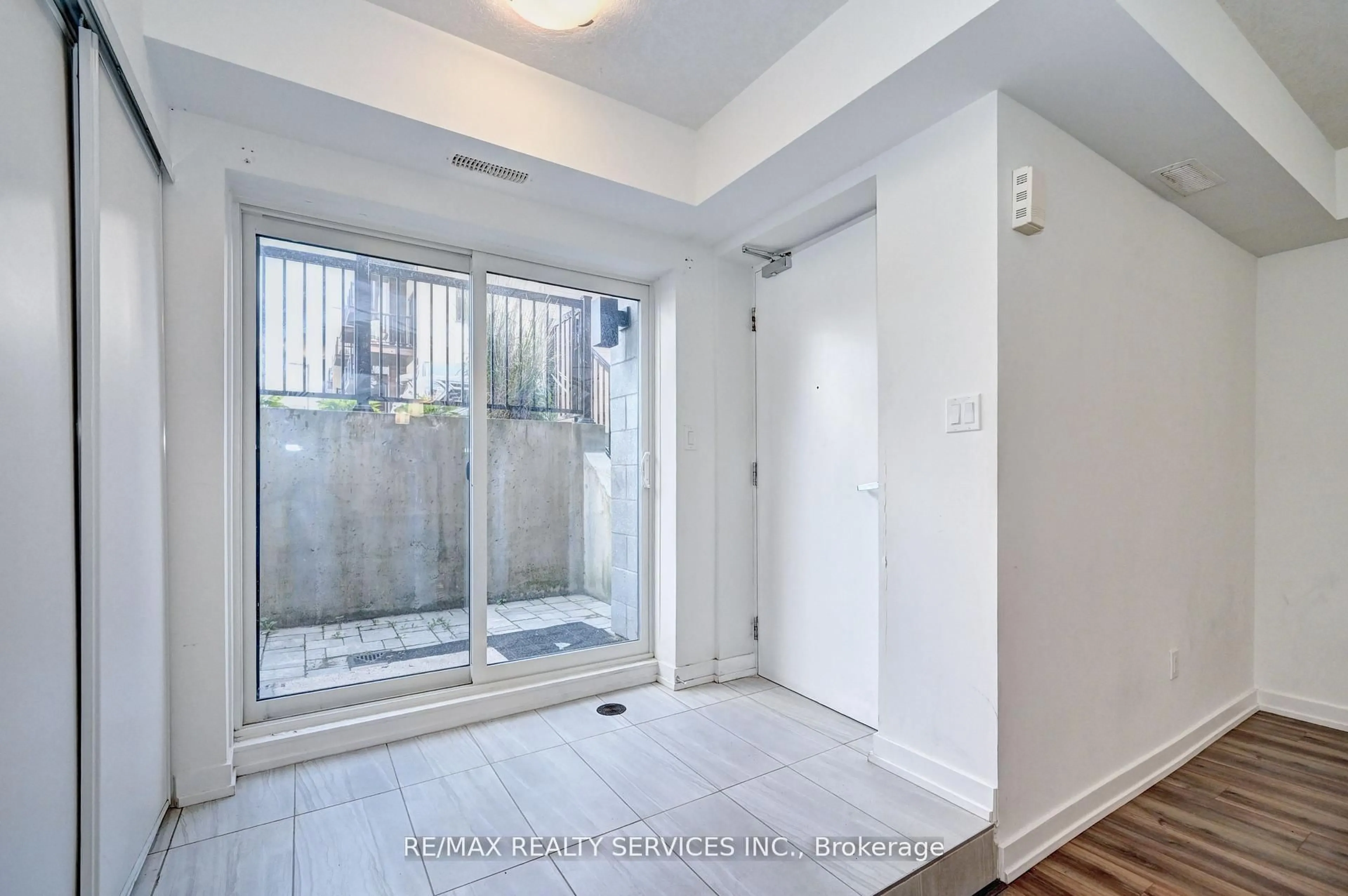 Indoor entryway for 10 Palace St #B9, Kitchener Ontario N3E 0J3