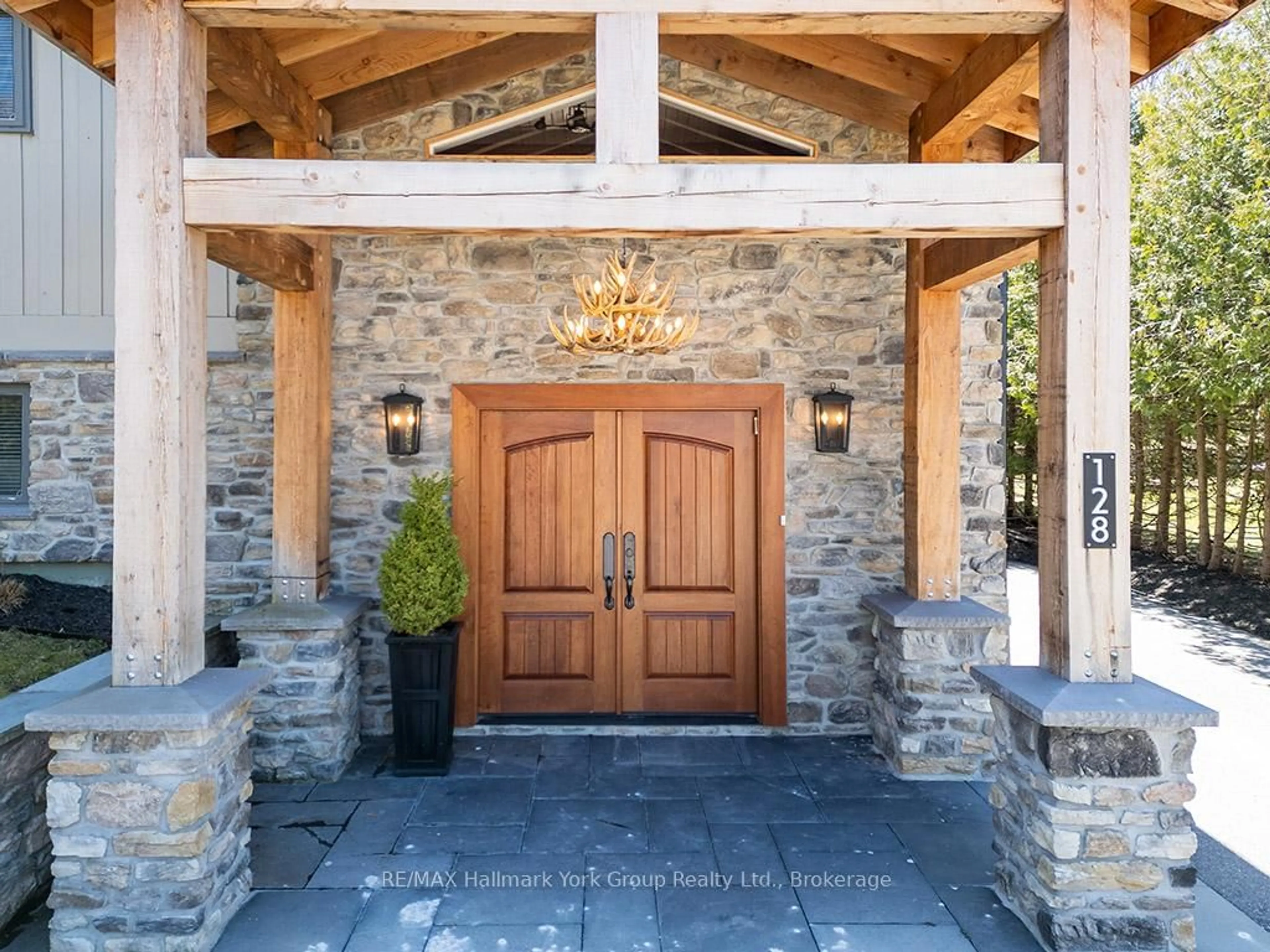 Indoor entryway for 128 James St, Blue Mountains Ontario L9Y 0T6