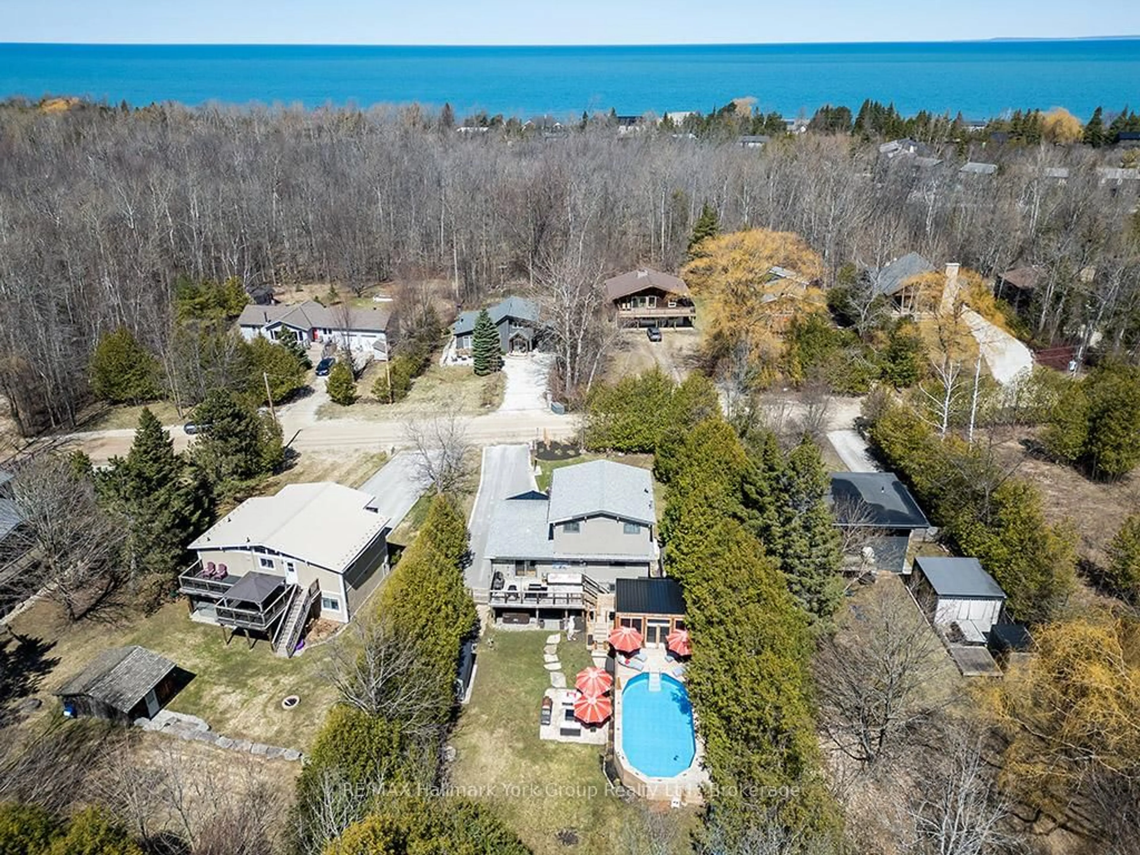 A pic from outside/outdoor area/front of a property/back of a property/a pic from drone, water/lake/river/ocean view for 128 James St, Blue Mountains Ontario L9Y 0T6