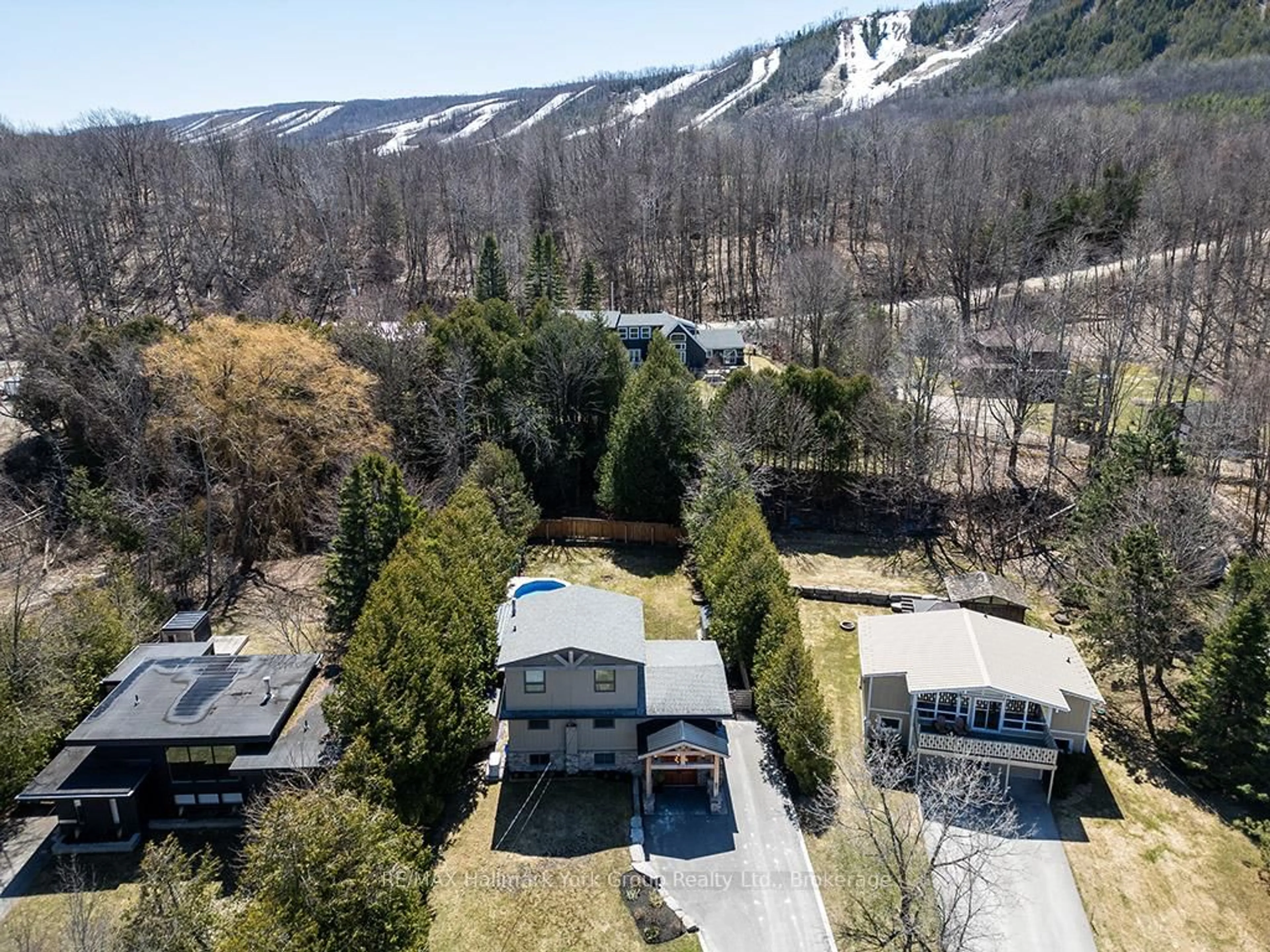A pic from outside/outdoor area/front of a property/back of a property/a pic from drone, mountain view for 128 James St, Blue Mountains Ontario L9Y 0T6