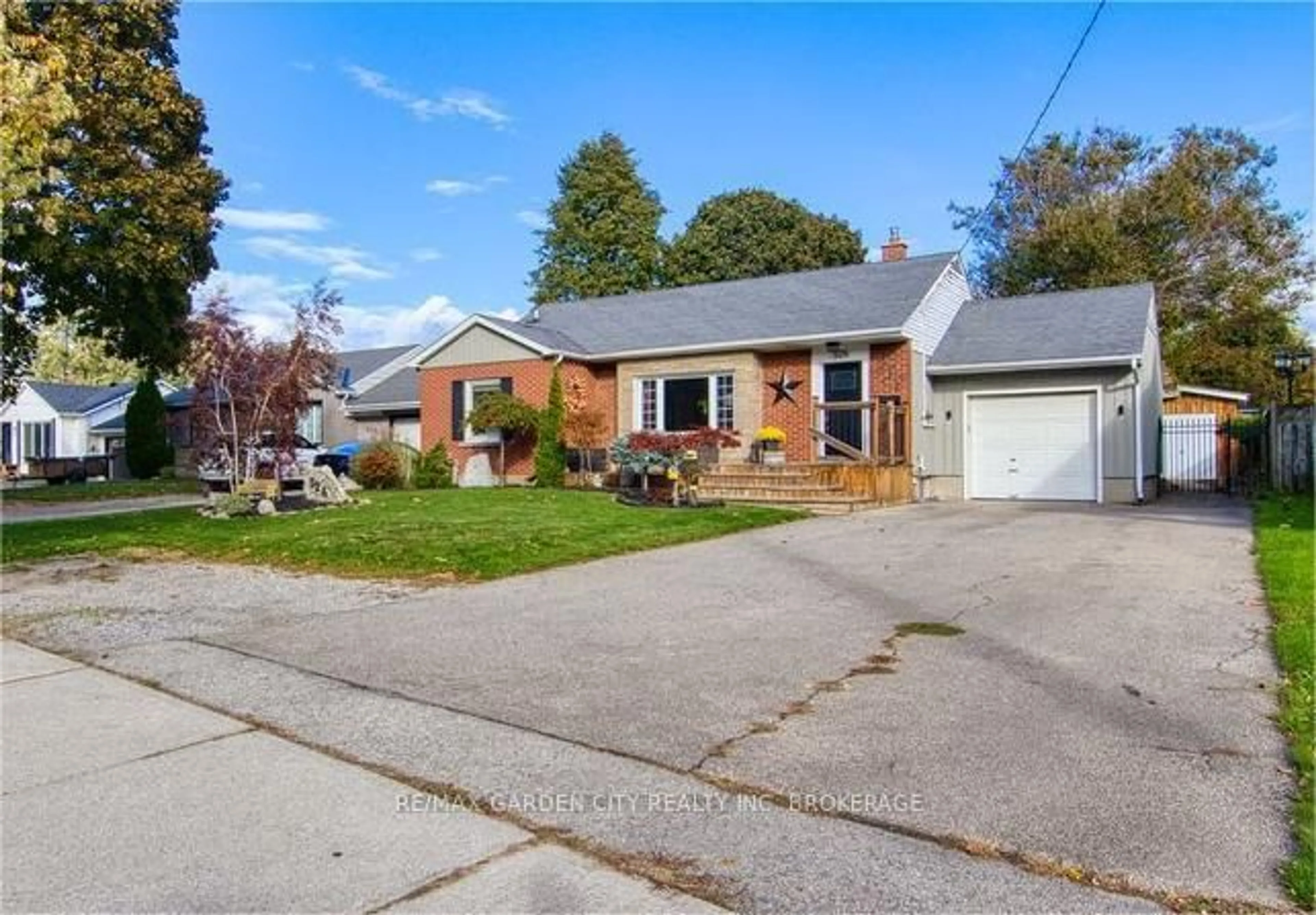 Home with brick exterior material, street for 526 Geneva St, St. Catharines Ontario L2N 2H6