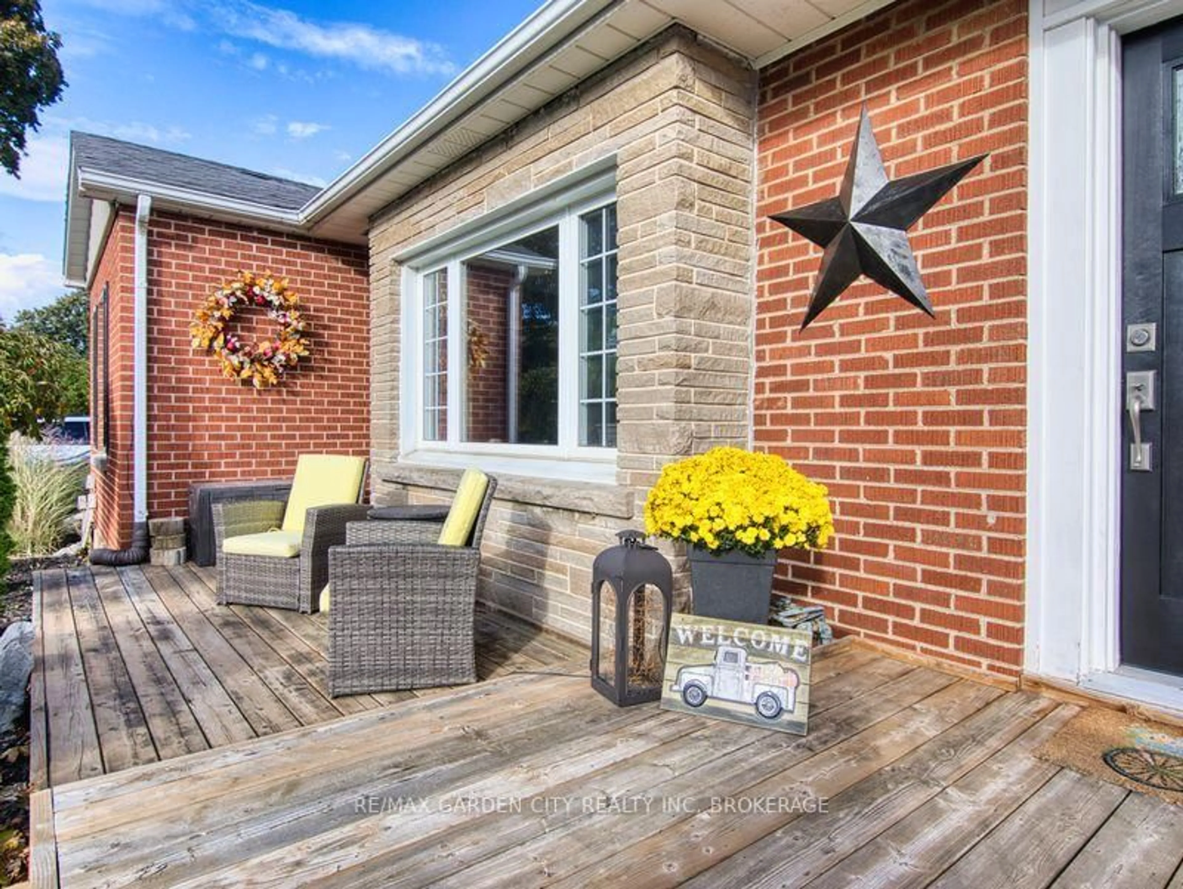 Home with brick exterior material, street for 526 Geneva St, St. Catharines Ontario L2N 2H6