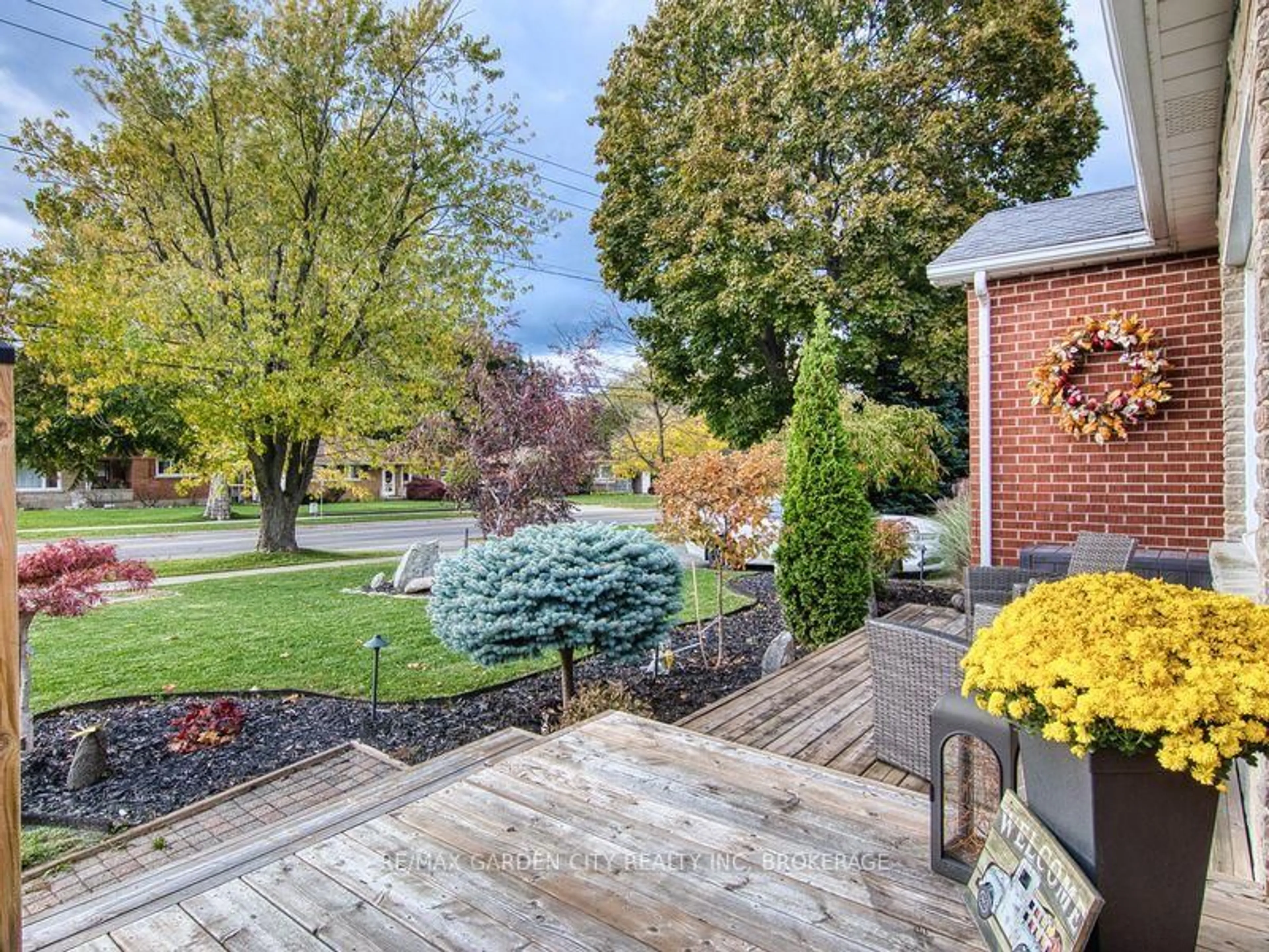 Patio, unknown for 526 Geneva St, St. Catharines Ontario L2N 2H6
