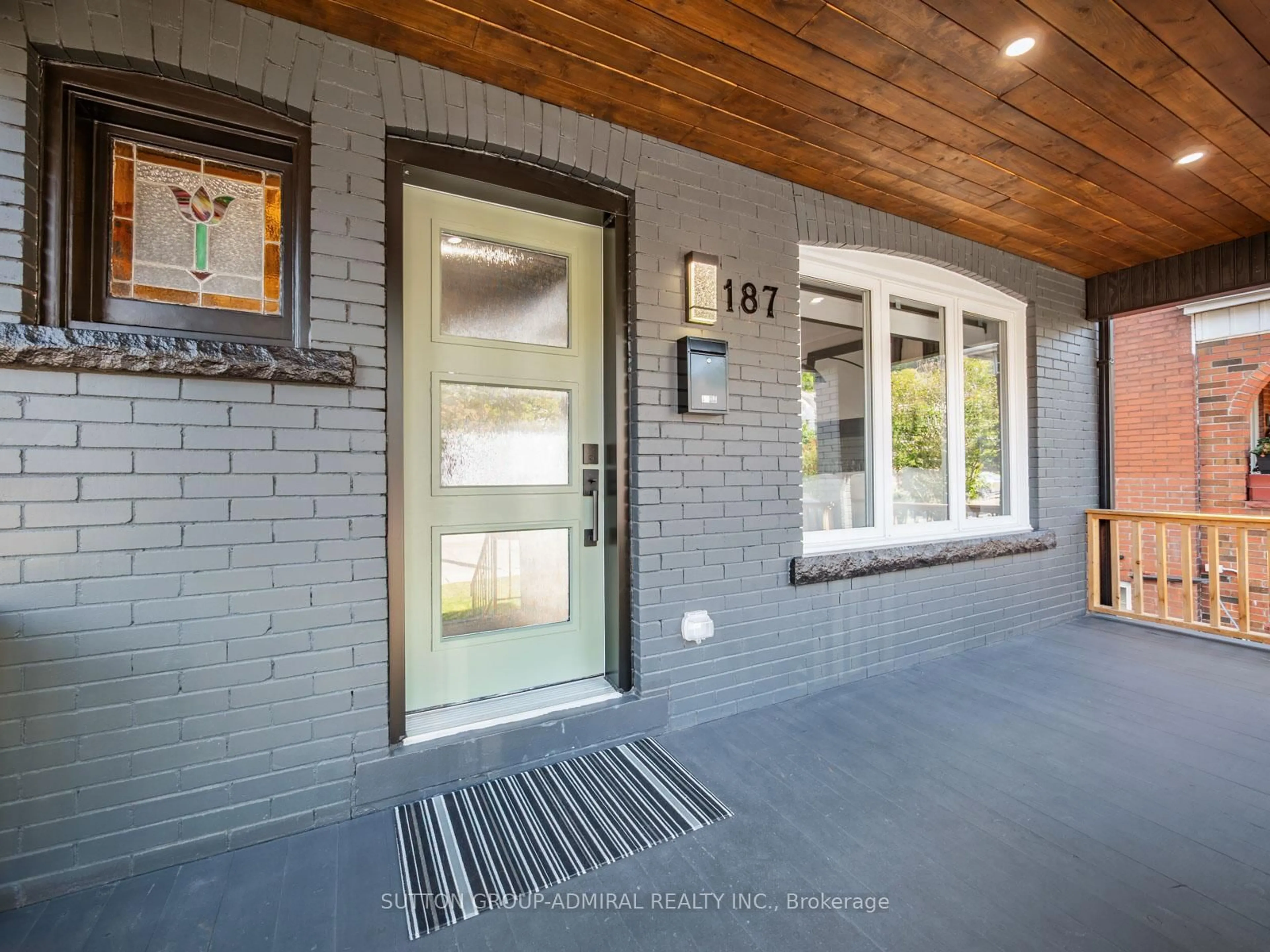 Indoor entryway for 187 Rosslyn Ave, Hamilton Ontario L8M 3J4