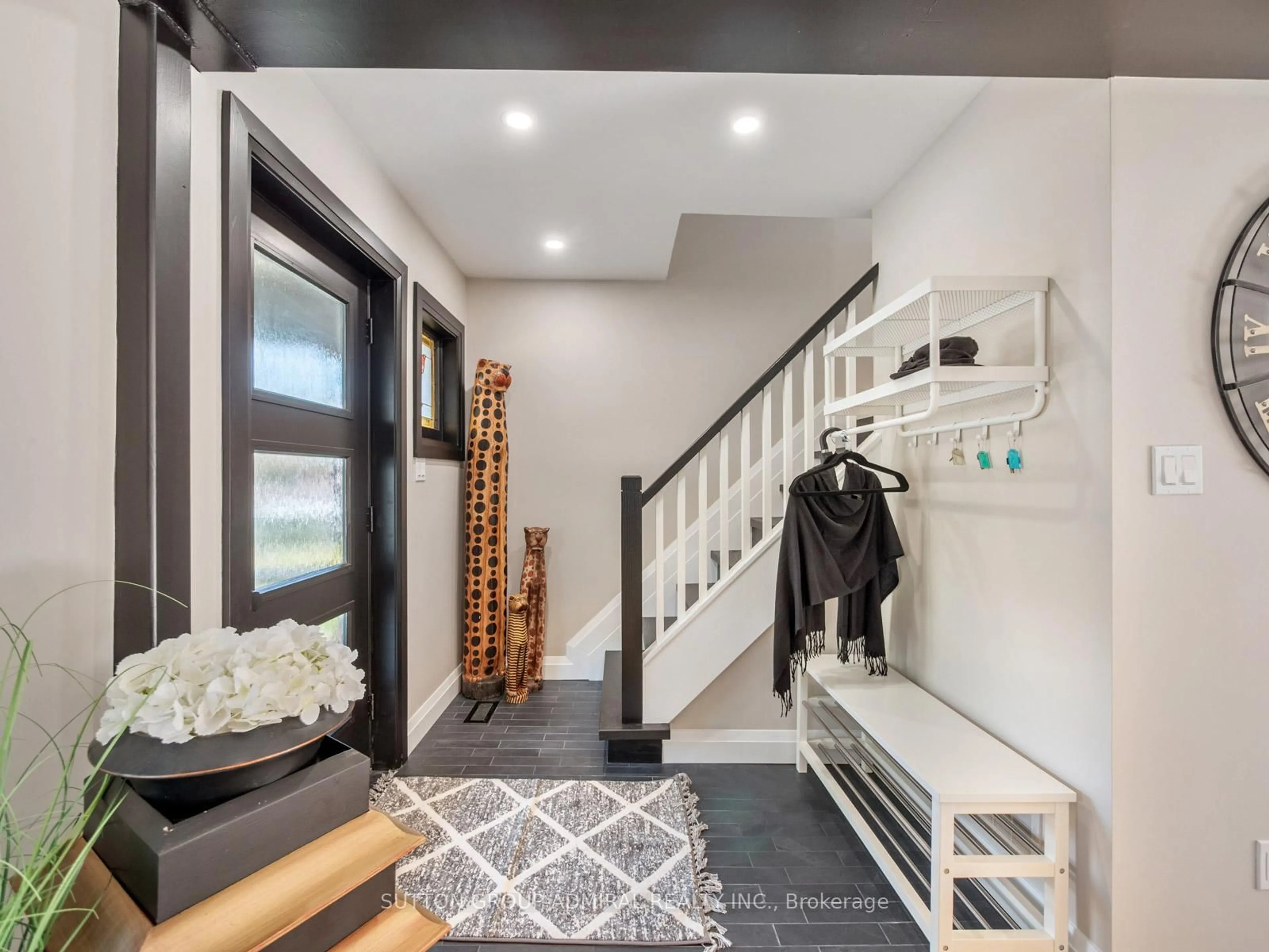 Indoor entryway for 187 Rosslyn Ave, Hamilton Ontario L8M 3J4