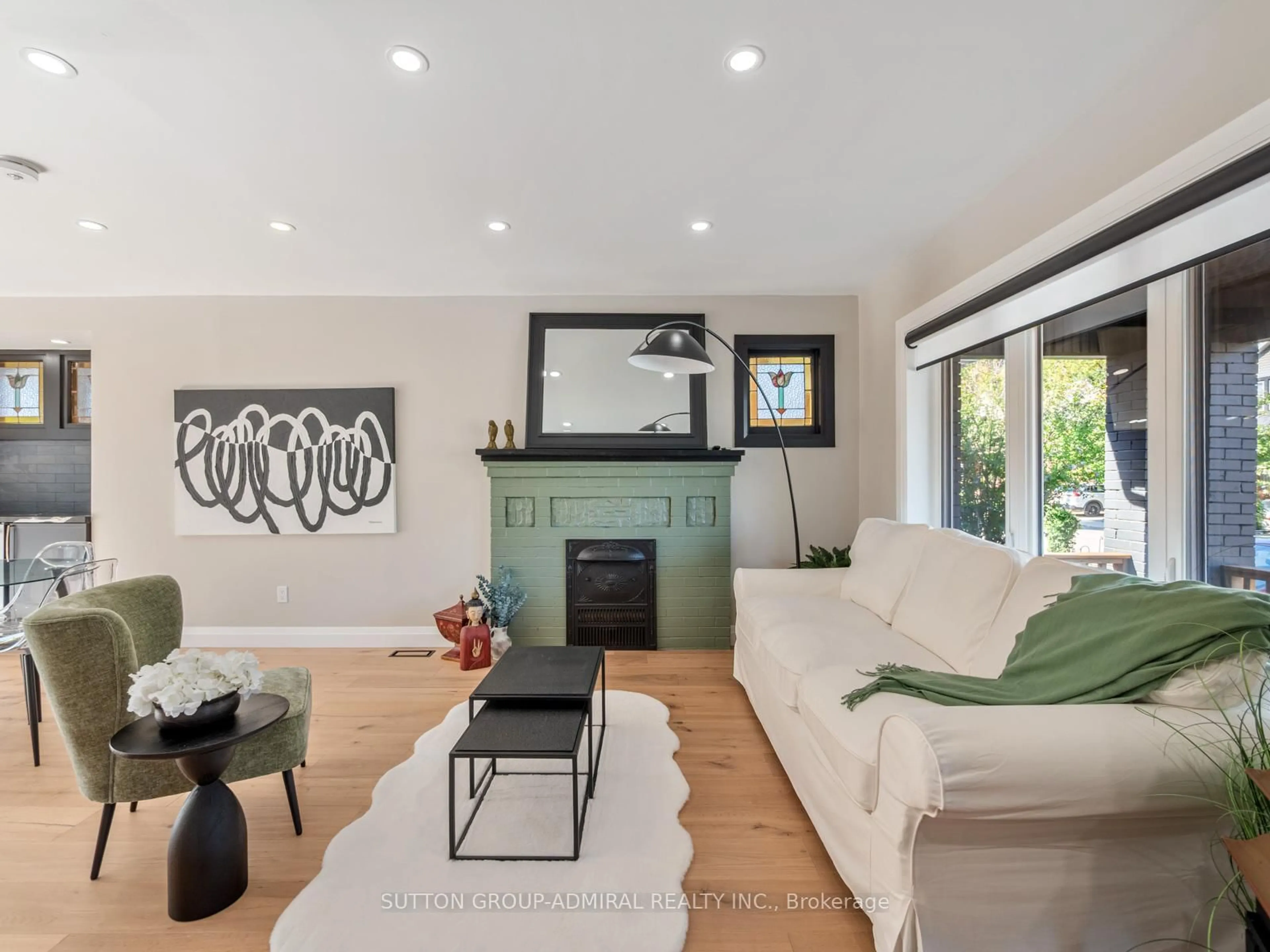 Living room with furniture, wood/laminate floor for 187 Rosslyn Ave, Hamilton Ontario L8M 3J4