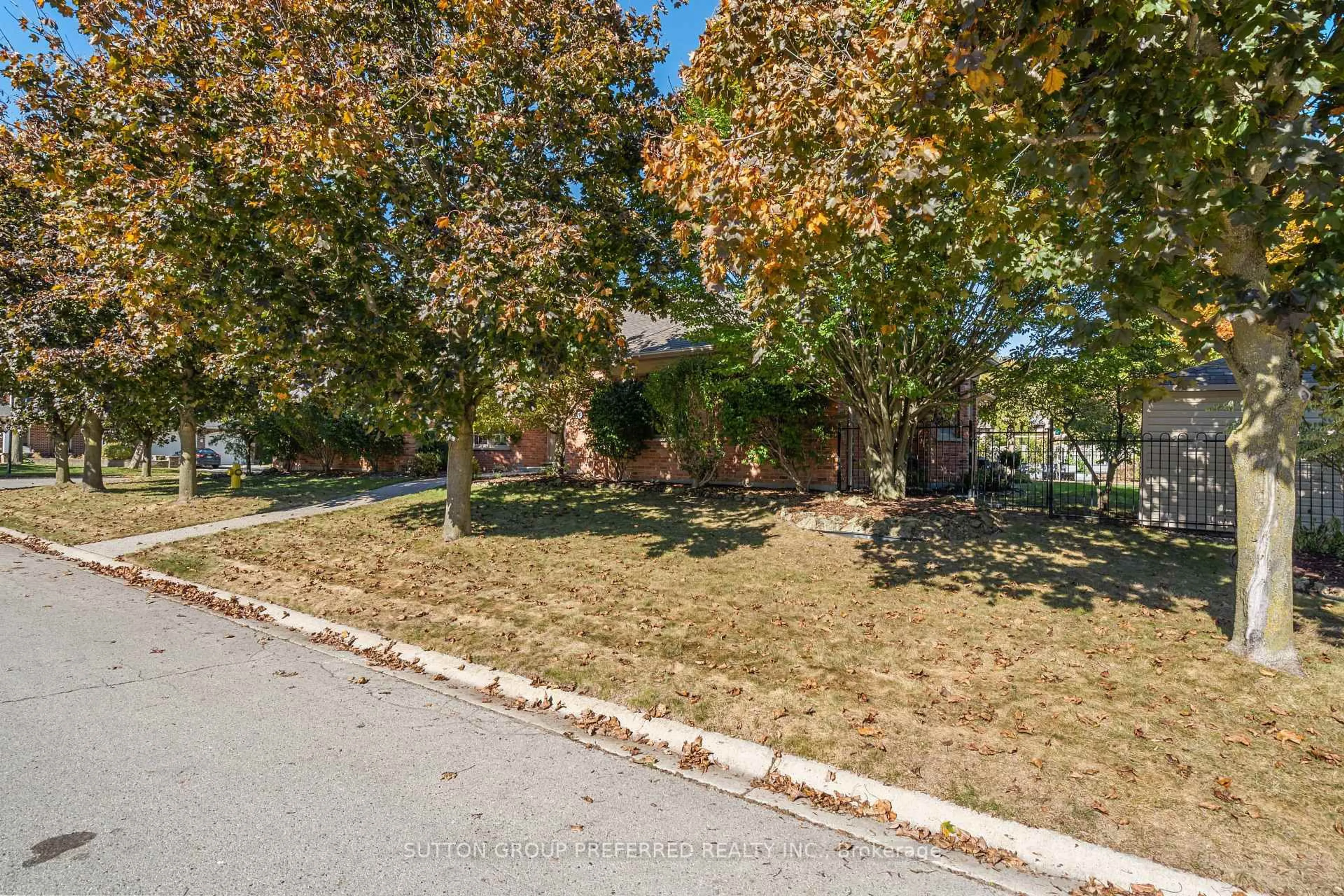 A pic from outside/outdoor area/front of a property/back of a property/a pic from drone, street for 31 Havenwood Way, London North Ontario N6H 5B8