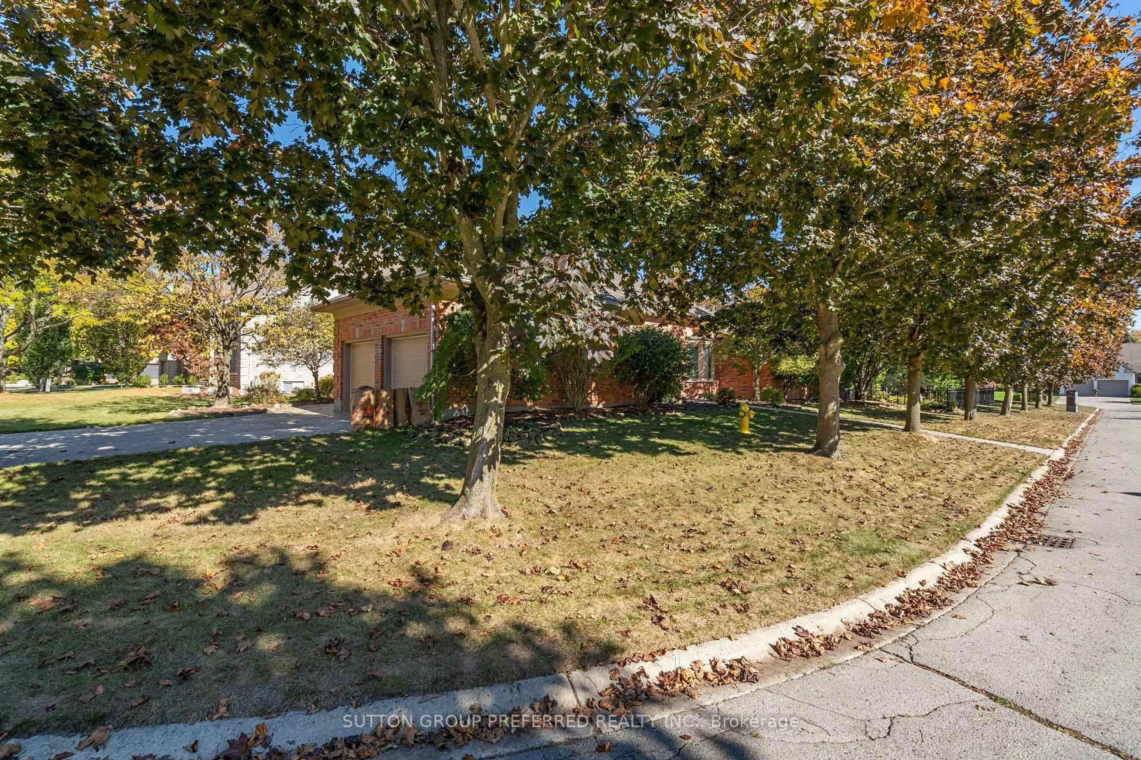 A pic from outside/outdoor area/front of a property/back of a property/a pic from drone, street for 31 Havenwood Way, London North Ontario N6H 5B8