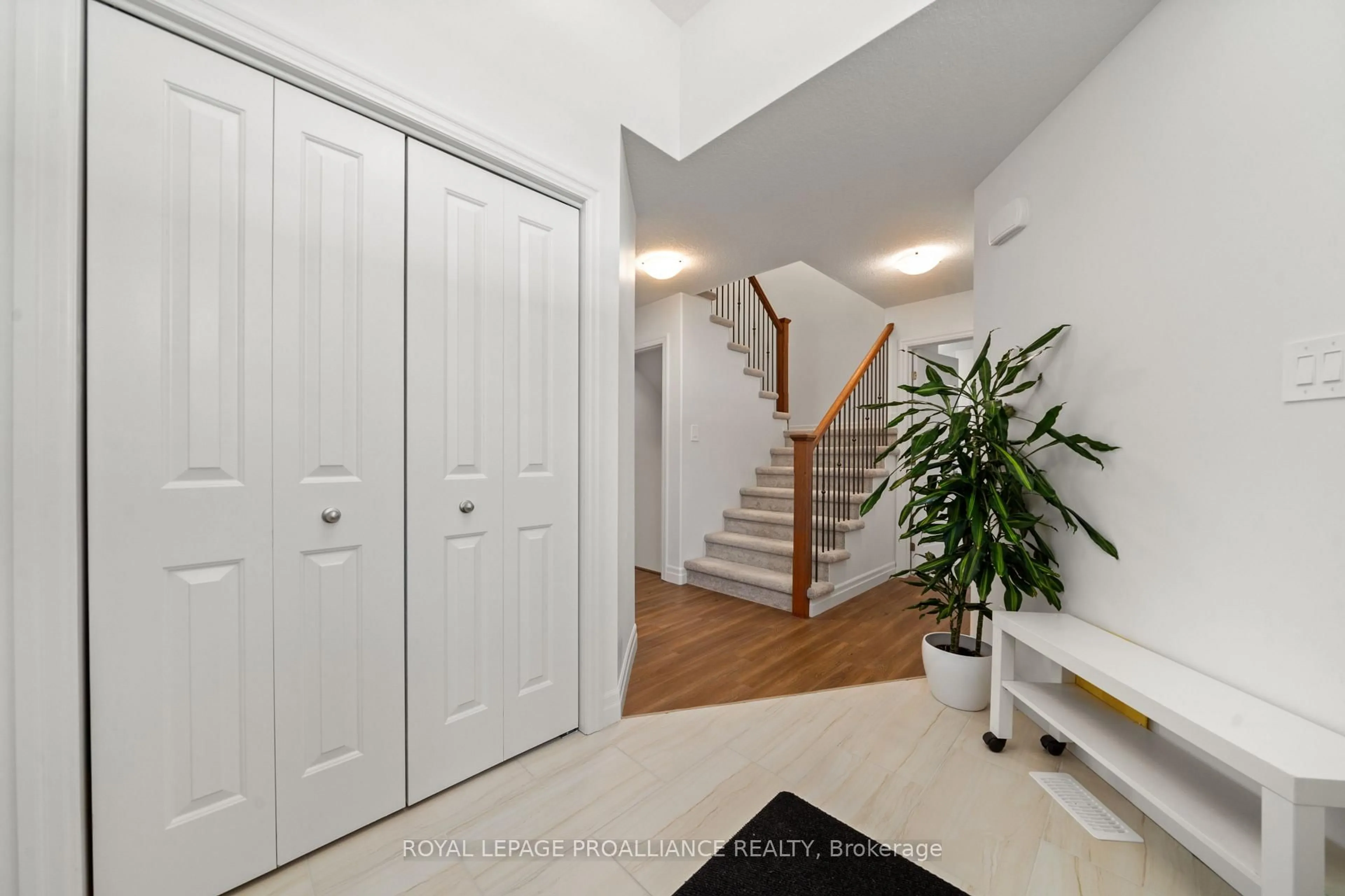 Indoor entryway for 54 Lanark Dr, Belleville Ontario K8N 0G7