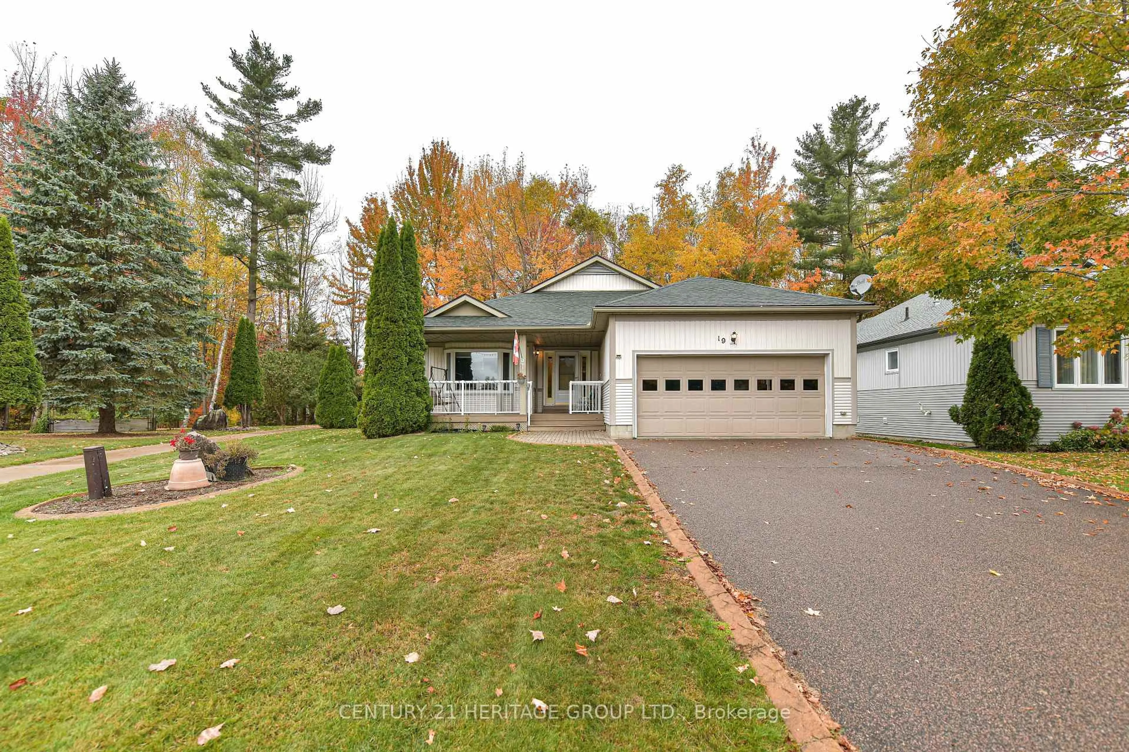 Home with vinyl exterior material, unknown for 19 Springwood Cres, Gravenhurst Ontario P1P 1Z1