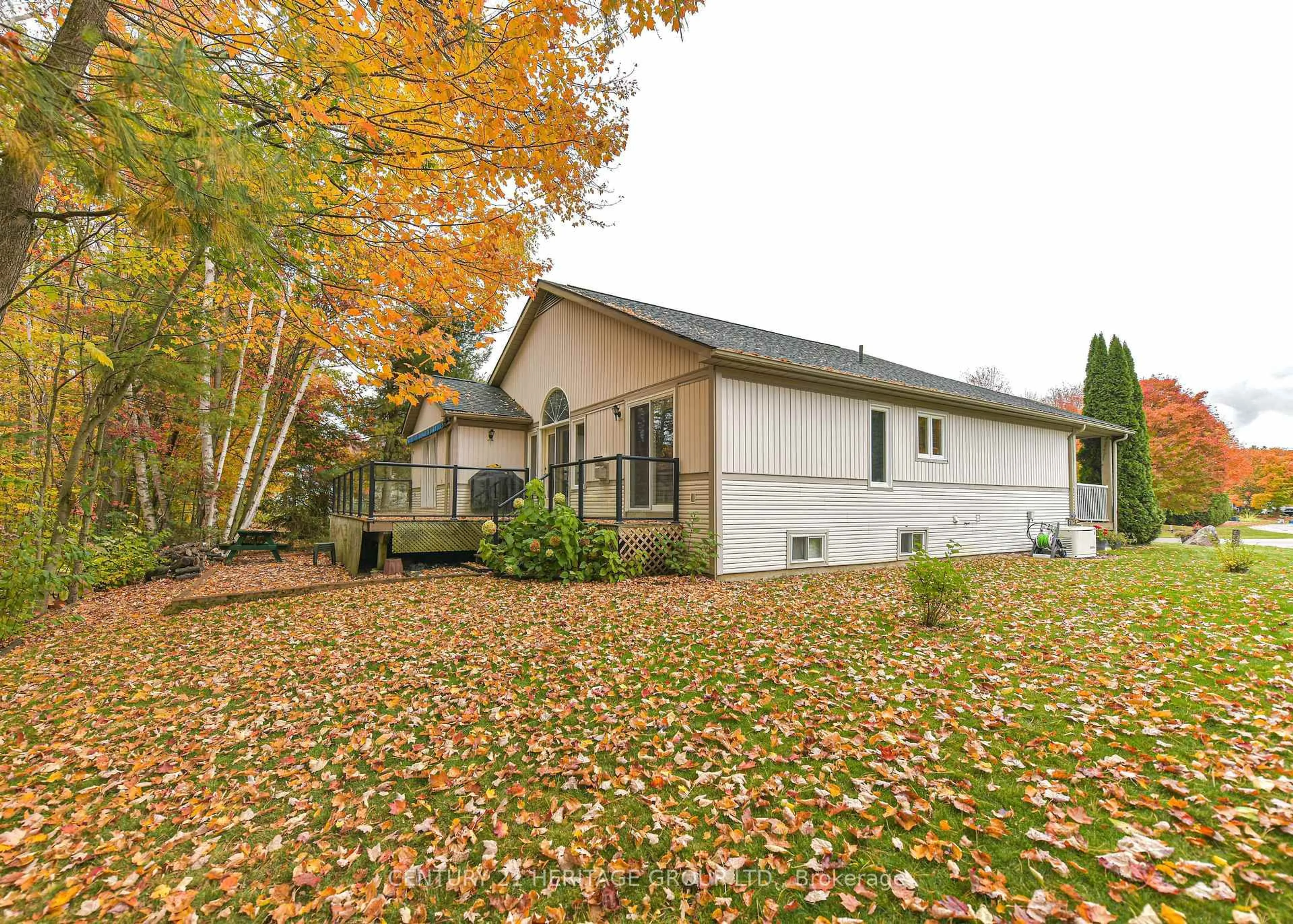 Home with vinyl exterior material, unknown for 19 Springwood Cres, Gravenhurst Ontario P1P 1Z1