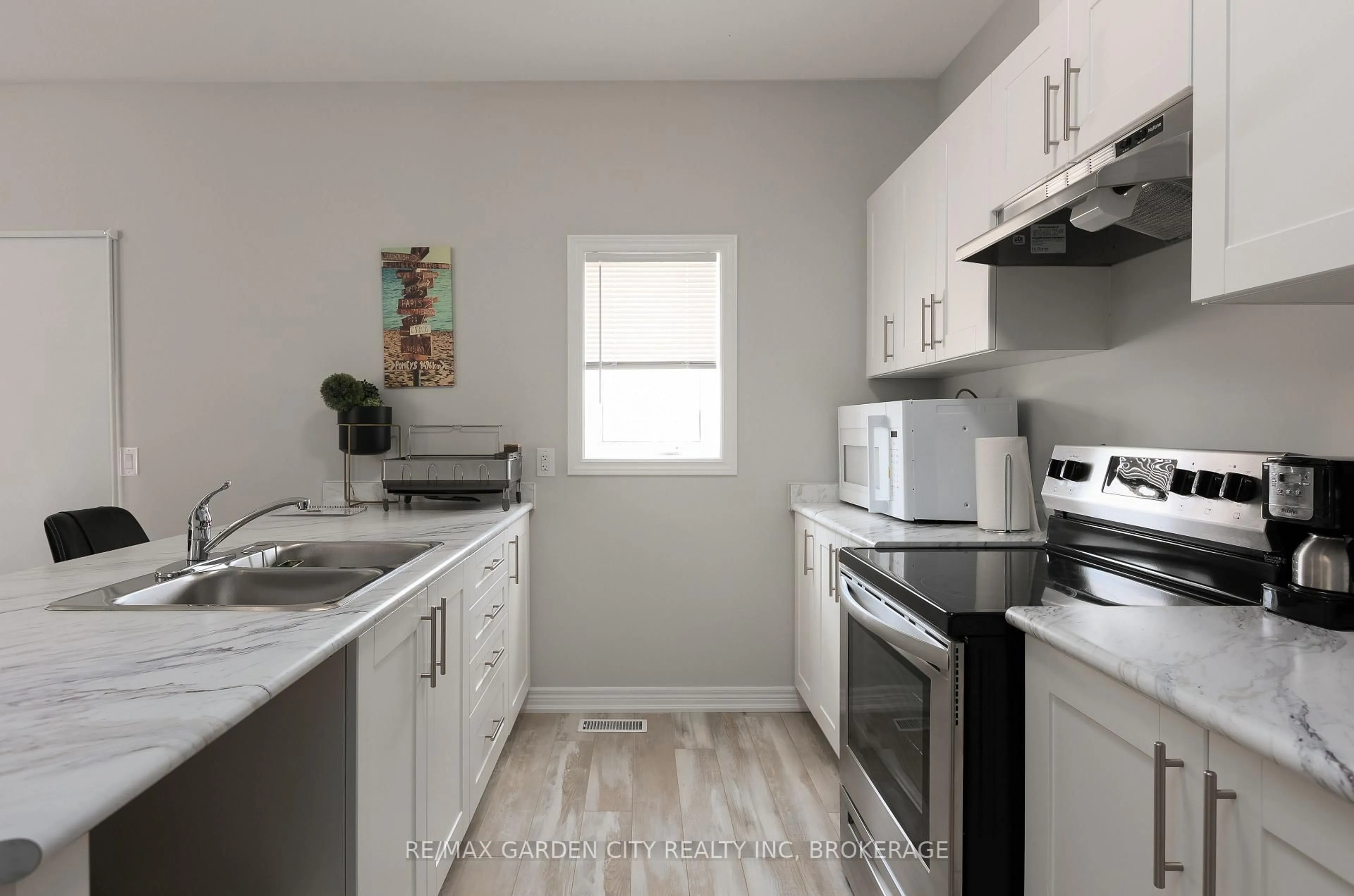 Standard kitchen, unknown for 33 Bounty Ave, Thorold Ontario L2V 0H3